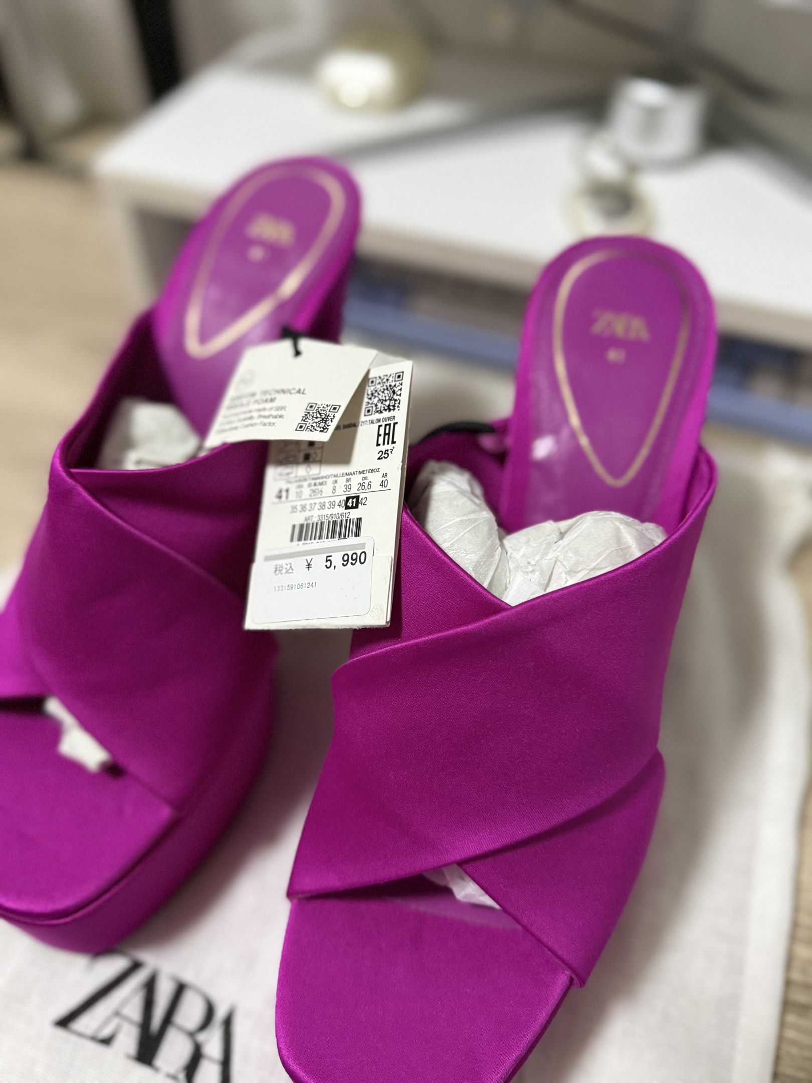 Zara Pink Silk Heels size 40-41 (Category: Heels) located in Angeles City. Submitted by kinadi051390 (Listing ID 1418324399, Image 2). Description: .