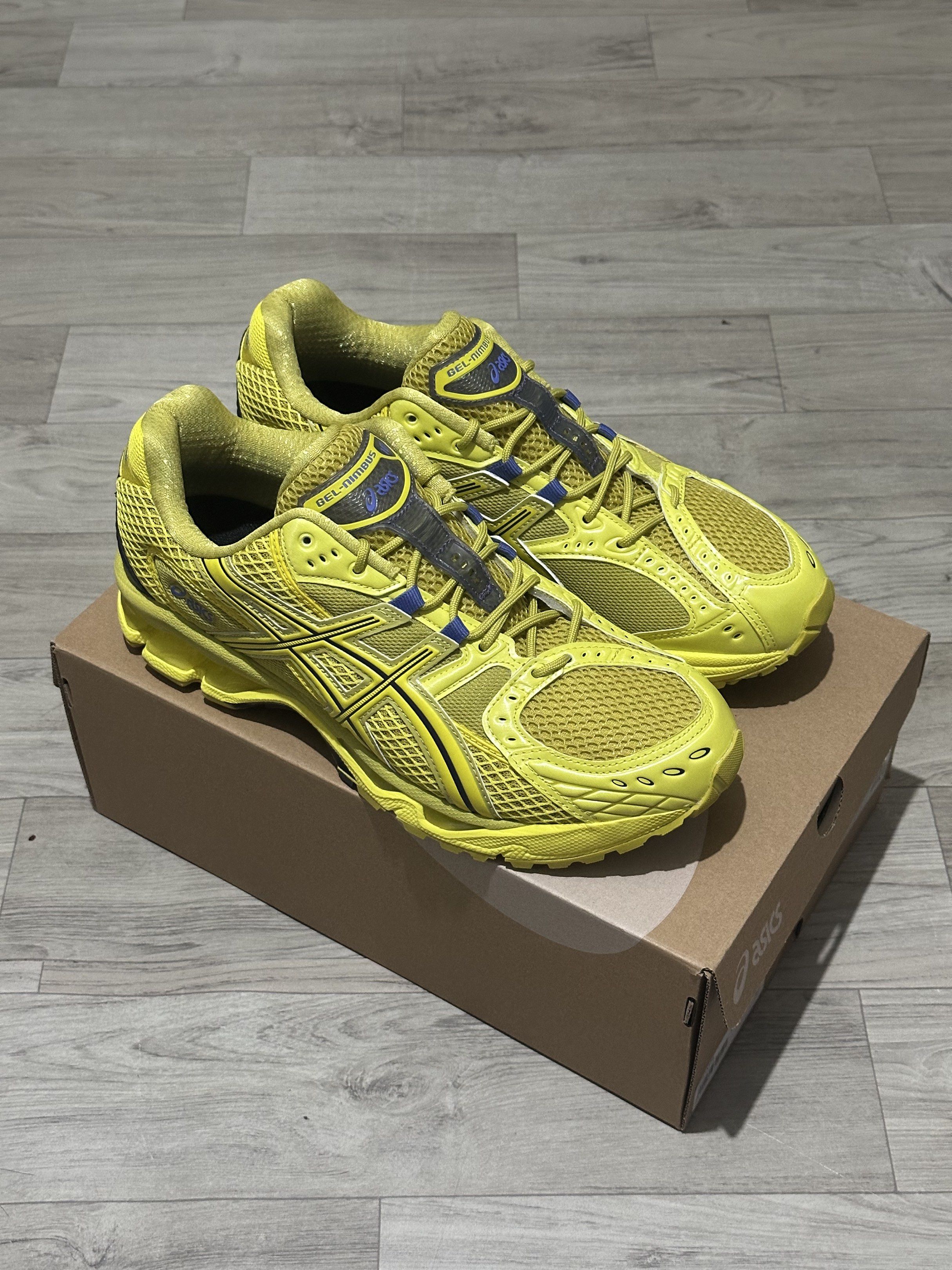 100% Authentic Asics Gel-Nimbus Kelp / Lemon Spark Size: 9.5 US Men| 8.5 UK (Category: Sneakers) located in Singapore. Submitted by soleprovider26 (Listing ID 1418577982, Image 3). Description: 🛑 READ 🛑 ✅ 100% Authentic products only. ✅ Only offer when you are keen and 100% sure. Let’s not waste each other’s time. ✅ Please offer reasonably. Worst I could say is “No”. ✅ It is a common courtesy to notify me if you change your mind. Honouring your
