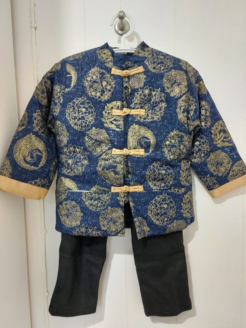 全新✨高貴 漢服 套裝 🎏110碼 130碼 男童 新年衣服 漢服 古風 高貴 新年衫 唐裝 寶寶新年 童裝 連身裙 🎈New year dress girl kid clothes 男仔唐裝外套 男童新年衫 （分類：嬰兒及小童流行時尚）位於 Hong Kong。 由 cutettbb 提交（商品編號 1418585522，圖片 2）。簡介： 全新貨品✨ 全棉 有內村 夾棉 ⭐公司清貨 📸實物拍攝 新年衣服 漢服 古風 高貴 新年衫 高級棉質唐裝 🎏🎏🎏 上衣和褲子套裝 尺碼： 110碼 一件 130碼 一件 。