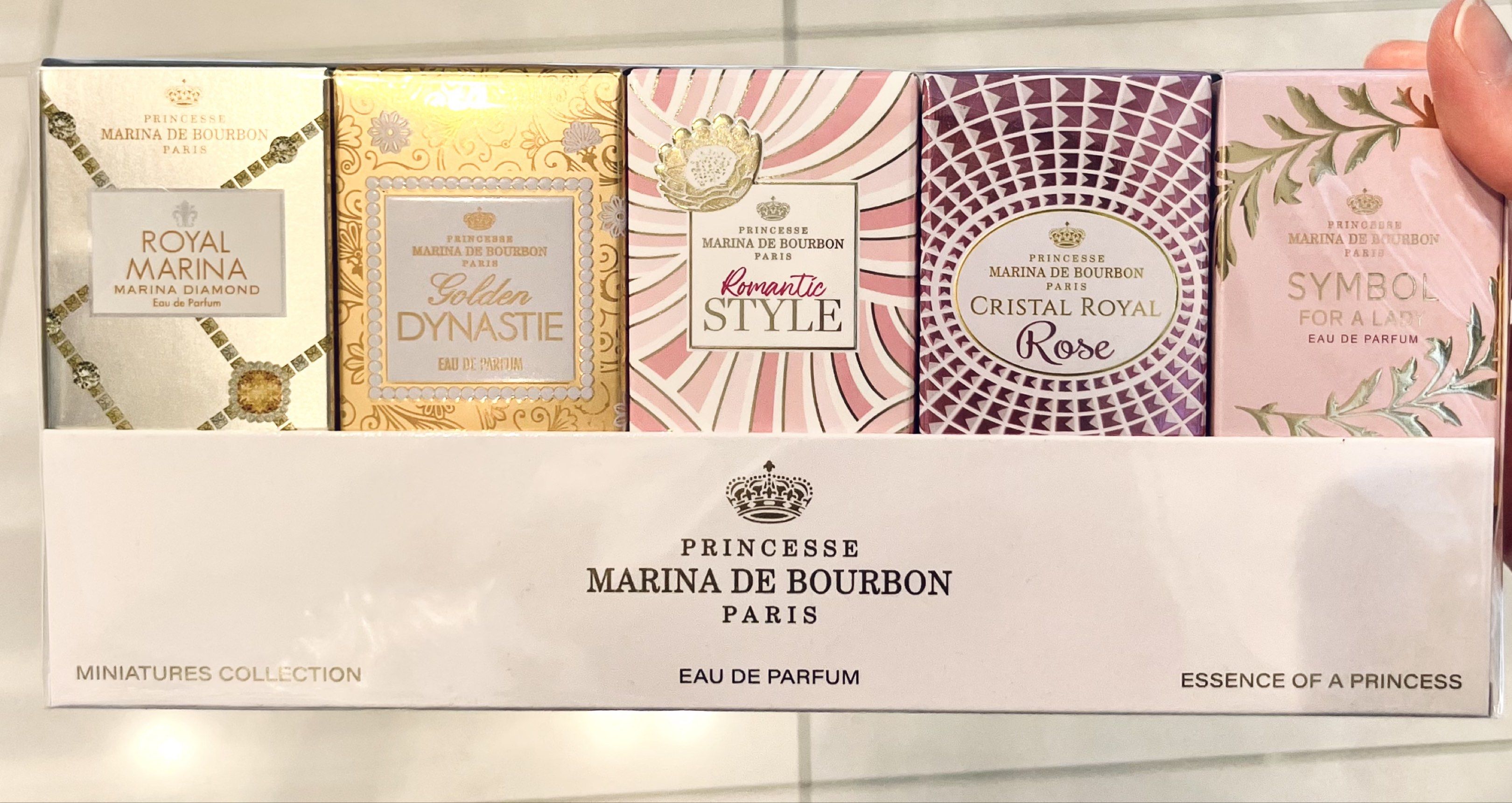現貨💝正版 MARINA DE BOURBON (24)MINIATURE EDP SET 迷你香水套装淡香精 7.5 ml（5件装） （分類：健康及美容 - 香水＆香體噴霧）位於 Hong Kong。 由 swroom 提交（商品編號 1418524465，圖片 2）。簡介： 💖$360 套 ，全新未開封 🎁節日銷情迅速請早訂購，售完即止‼️ 🛍更多卡通精品玩具FOLLOW US ： carousell.com/swroom 📥INBOX 購買請提供以下資料 ： ▫️付款方式 : PAYME / FPS / ALIPAYHK ▫️郵寄方式： 📦 SF順豐到付 ( 一般情況 1-2 工作天寄出 ) ❌ 不設面交 **** 確認全數付款後才留貨及安排寄出 *** 💮相關產品推介 💮 限量現貨💝正版 Chiikawa手部護理霜組合 5件裝 ( 彩色版) ：https://carousell.app.link/H3wvg8nzj0b 限量現貨💝正版 Chiikawa手部護理