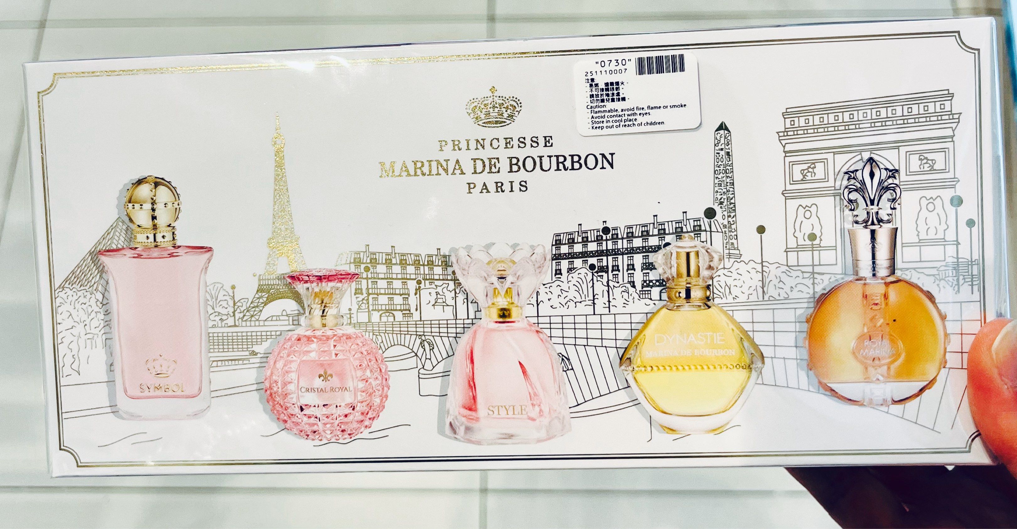 現貨💝正版 MARINA DE BOURBON (24)MINIATURE EDP SET 迷你香水套装淡香精 7.5 ml（5件装） （分類：健康及美容 - 香水＆香體噴霧）位於 Hong Kong。 由 swroom 提交（商品編號 1418524465，圖片 1）。簡介： 💖$360 套 ，全新未開封 🎁節日銷情迅速請早訂購，售完即止‼️ 🛍更多卡通精品玩具FOLLOW US ： carousell.com/swroom 📥INBOX 購買請提供以下資料 ： ▫️付款方式 : PAYME / FPS / ALIPAYHK ▫️郵寄方式： 📦 SF順豐到付 ( 一般情況 1-2 工作天寄出 ) ❌ 不設面交 **** 確認全數付款後才留貨及安排寄出 *** 💮相關產品推介 💮 限量現貨💝正版 Chiikawa手部護理霜組合 5件裝 ( 彩色版) ：https://carousell.app.link/H3wvg8nzj0b 限量現貨💝正版 Chiikawa手部護理