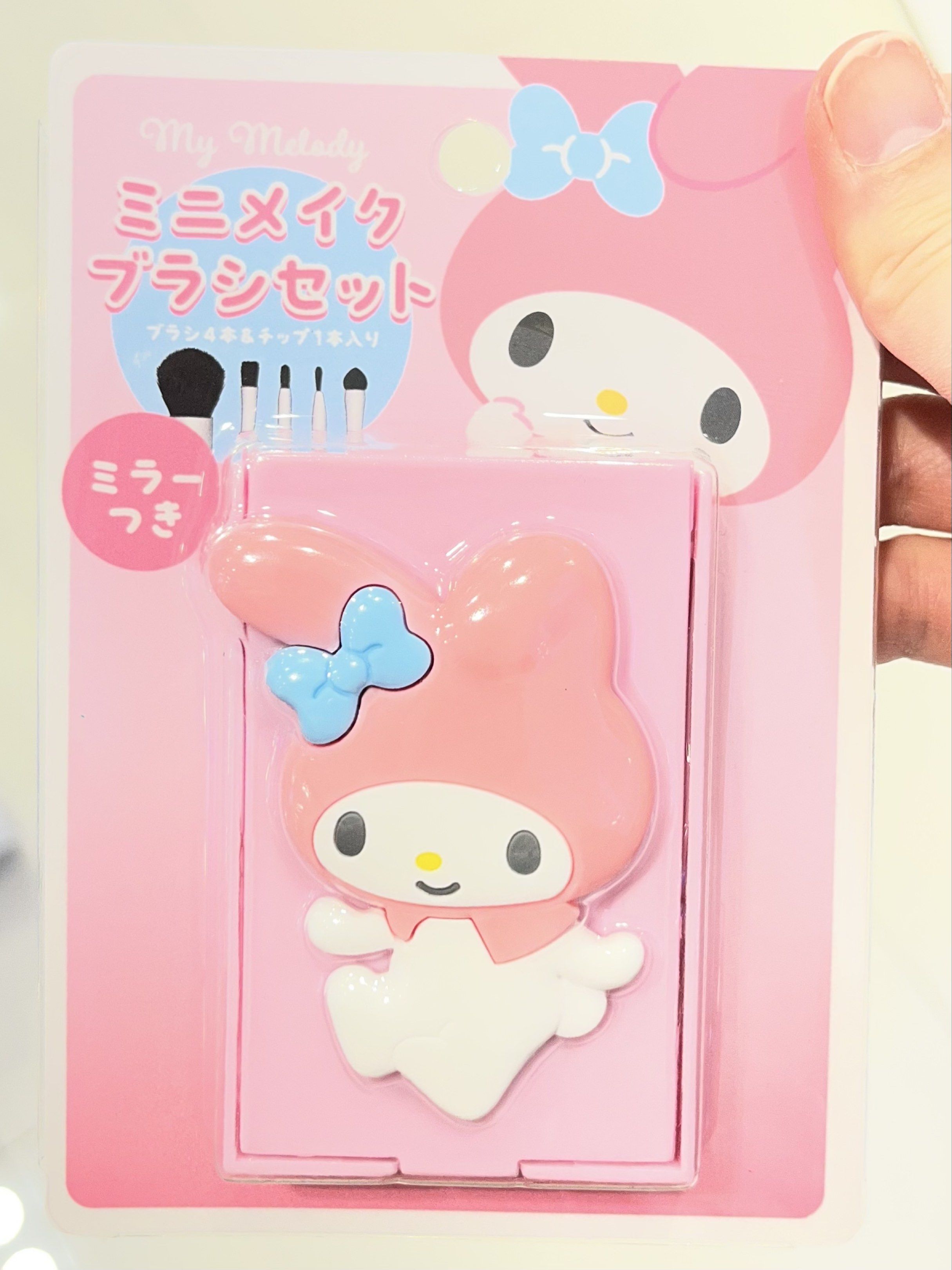 限量現貨💝正版 Sanrio HELLO KITTY MY MELODY KUROMI 迷你化妝掃套裝 旅行用品 化妝用品 情人節禮物 新年禮物 生日禮物 MINI MAKEUP BRUSH SET TRAVEL VALENTINE GIFT （分類：其他飾物）位於 Hong Kong。 由 swroom 提交（商品編號 1418444539，圖片 4）。簡介： 💖$138 件 ，$270 兩件，全新未開封 🎁節日銷情迅速請早訂購，售完即止‼️ 🛍更多卡通精品玩具FOLLOW US ： carousell.com/swroom 📥INBOX 購買請提供以下資料 ： ▫️付款方式 : PAYME / FPS / ALIPAYHK ▫️郵寄方式： 📮 $10 up 本地平郵 ( 一般情況 2-3 工作天寄出 ) 📦 SF順豐到付 ( 一般情況 1-2 工作天寄出 ) ❌ 不設面交 **** 確認全數付款後才留貨及安排寄出 *** 💮相關產品推介 💮 現貨💝正版 MARIN