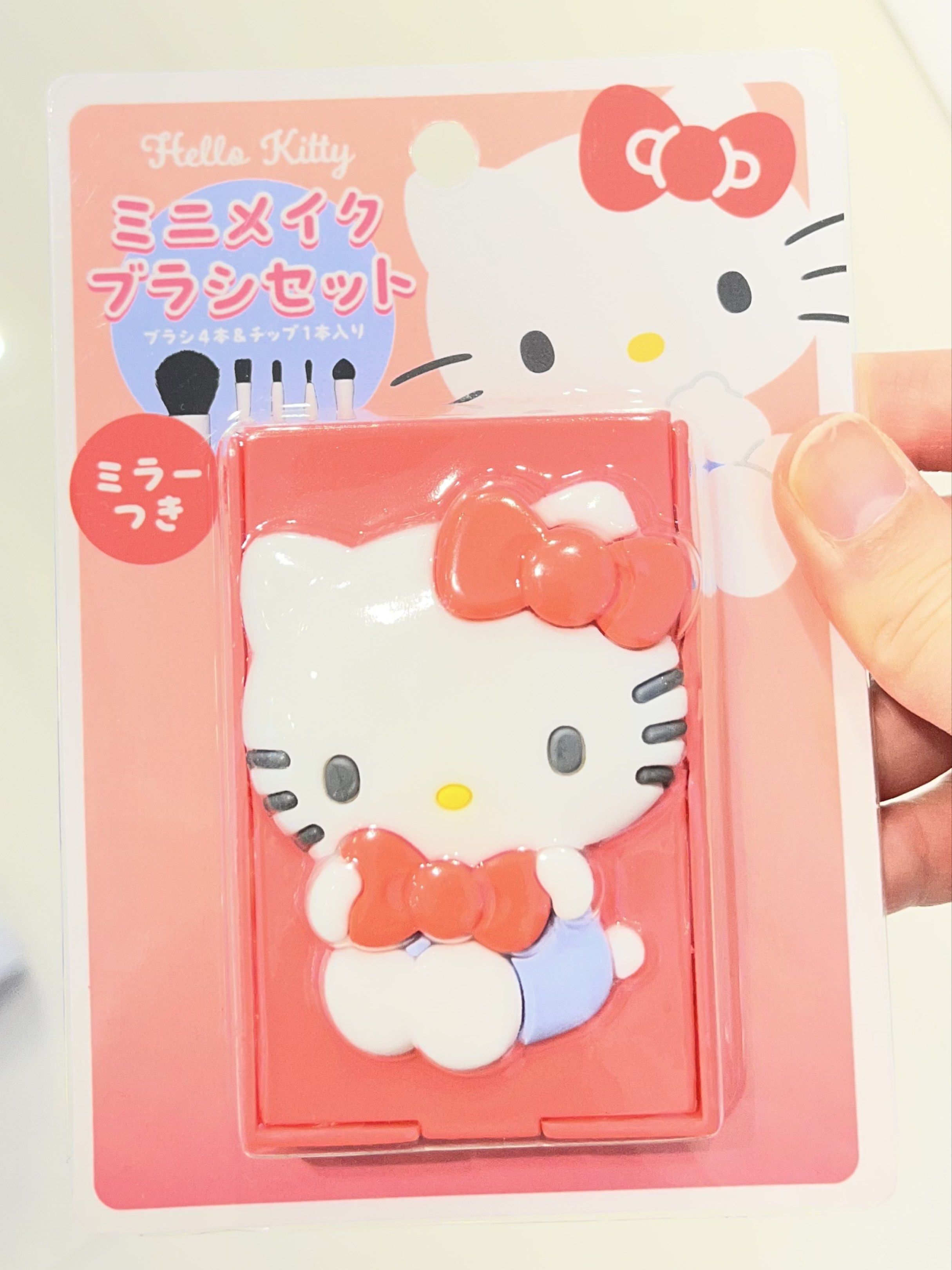 限量現貨💝正版 Sanrio HELLO KITTY MY MELODY KUROMI 迷你化妝掃套裝 旅行用品 化妝用品 情人節禮物 新年禮物 生日禮物 MINI MAKEUP BRUSH SET TRAVEL VALENTINE GIFT （分類：其他飾物）位於 Hong Kong。 由 swroom 提交（商品編號 1418444539，圖片 3）。簡介： 💖$138 件 ，$270 兩件，全新未開封 🎁節日銷情迅速請早訂購，售完即止‼️ 🛍更多卡通精品玩具FOLLOW US ： carousell.com/swroom 📥INBOX 購買請提供以下資料 ： ▫️付款方式 : PAYME / FPS / ALIPAYHK ▫️郵寄方式： 📮 $10 up 本地平郵 ( 一般情況 2-3 工作天寄出 ) 📦 SF順豐到付 ( 一般情況 1-2 工作天寄出 ) ❌ 不設面交 **** 確認全數付款後才留貨及安排寄出 *** 💮相關產品推介 💮 現貨💝正版 MARIN