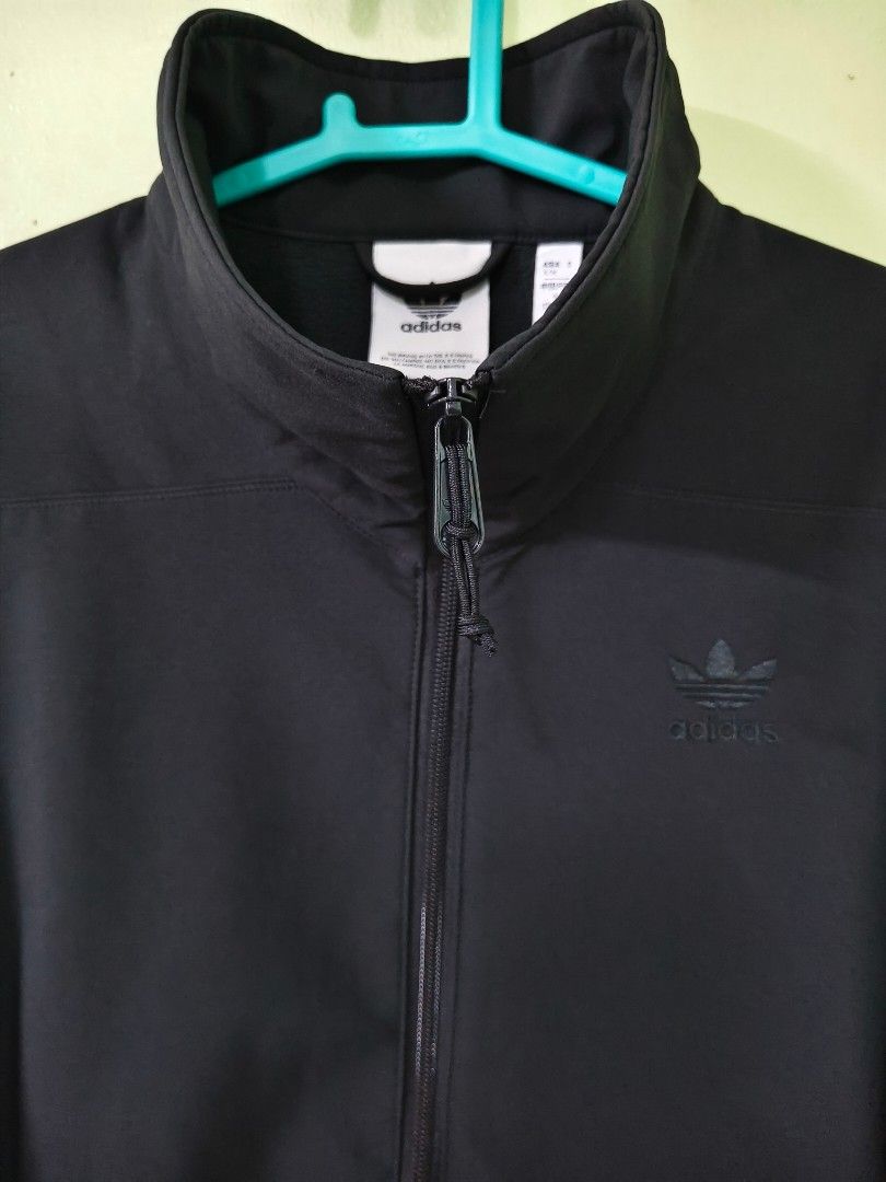 Adidas bunga softshell jacket (Category: Coats, Jackets and Outerwear) located in Pekan. Submitted by azamcollection (Listing ID 1417070451, Image 2). Description: - Adidas black jacket - Full zip closure - Adidas logo on chest - High collar - Ribbed cuffs - Material: Polyester blend - Two side zipper pockets Size pit 22.5 labuh 27 Condition baru 10/10 Harga rm250 siap pos.