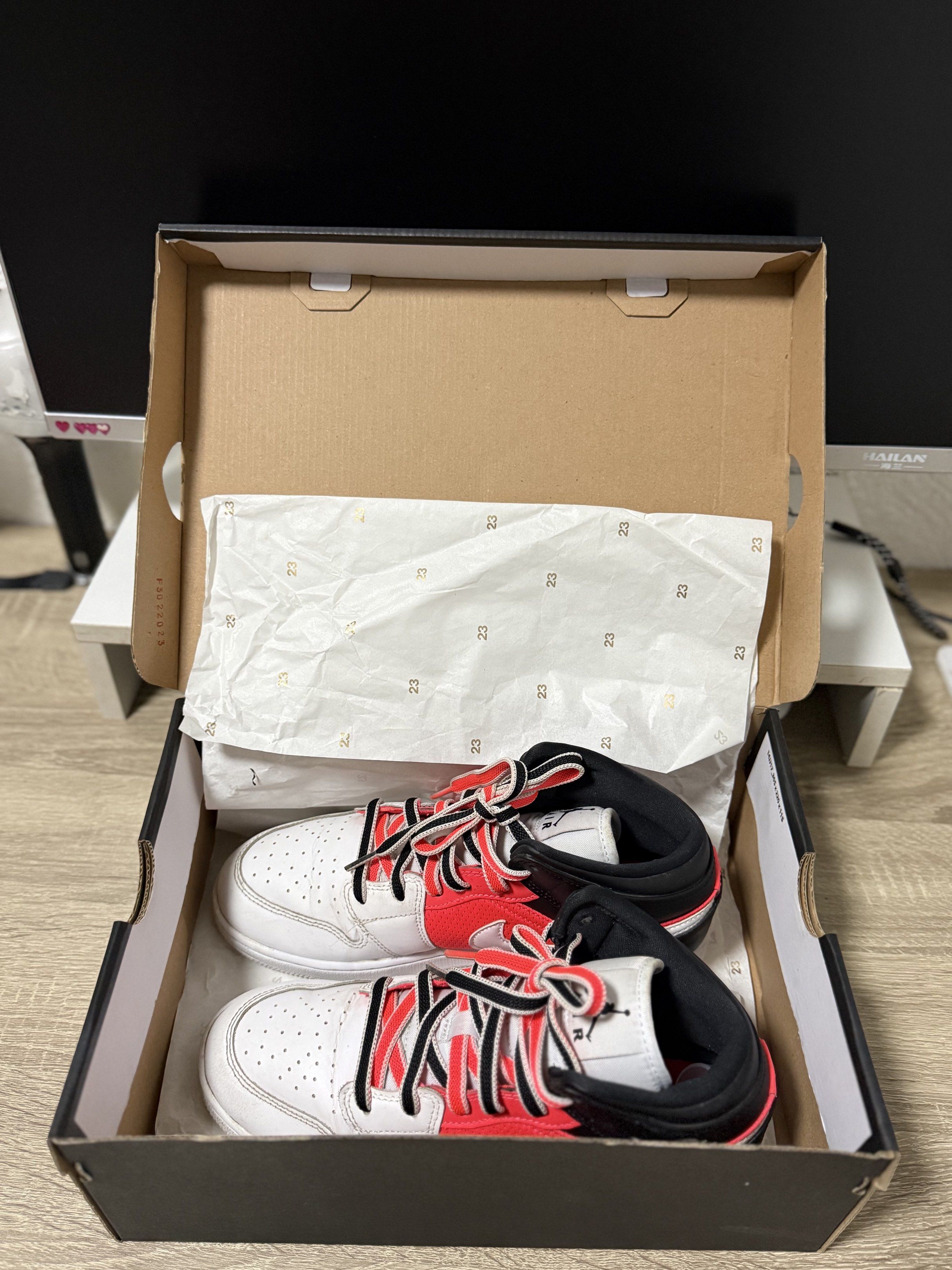 Air jordan 1 Mid SE Infrared (Category: Sneakers) located in Angeles City. Submitted by sjd_stuff (Listing ID 1418451411, Image 3). Description: .