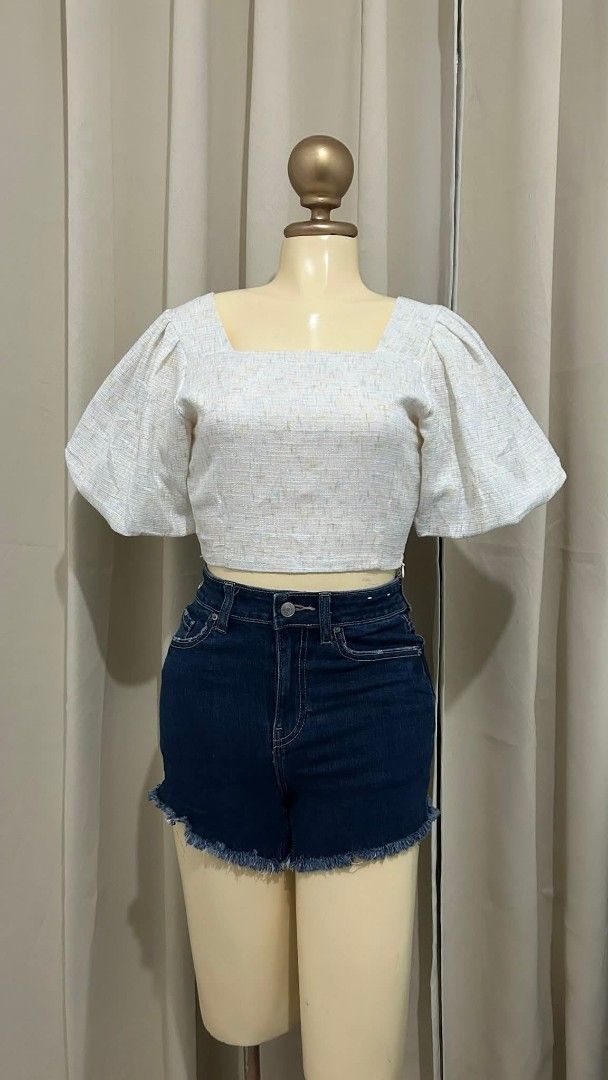 Airspace Square Neck Puff Sleeve Crop Top (Category: Blouses) located in Santa Cruz. Submitted by sohba (Listing ID 1418480034, Image 1). Description: can fit to s-m frame.