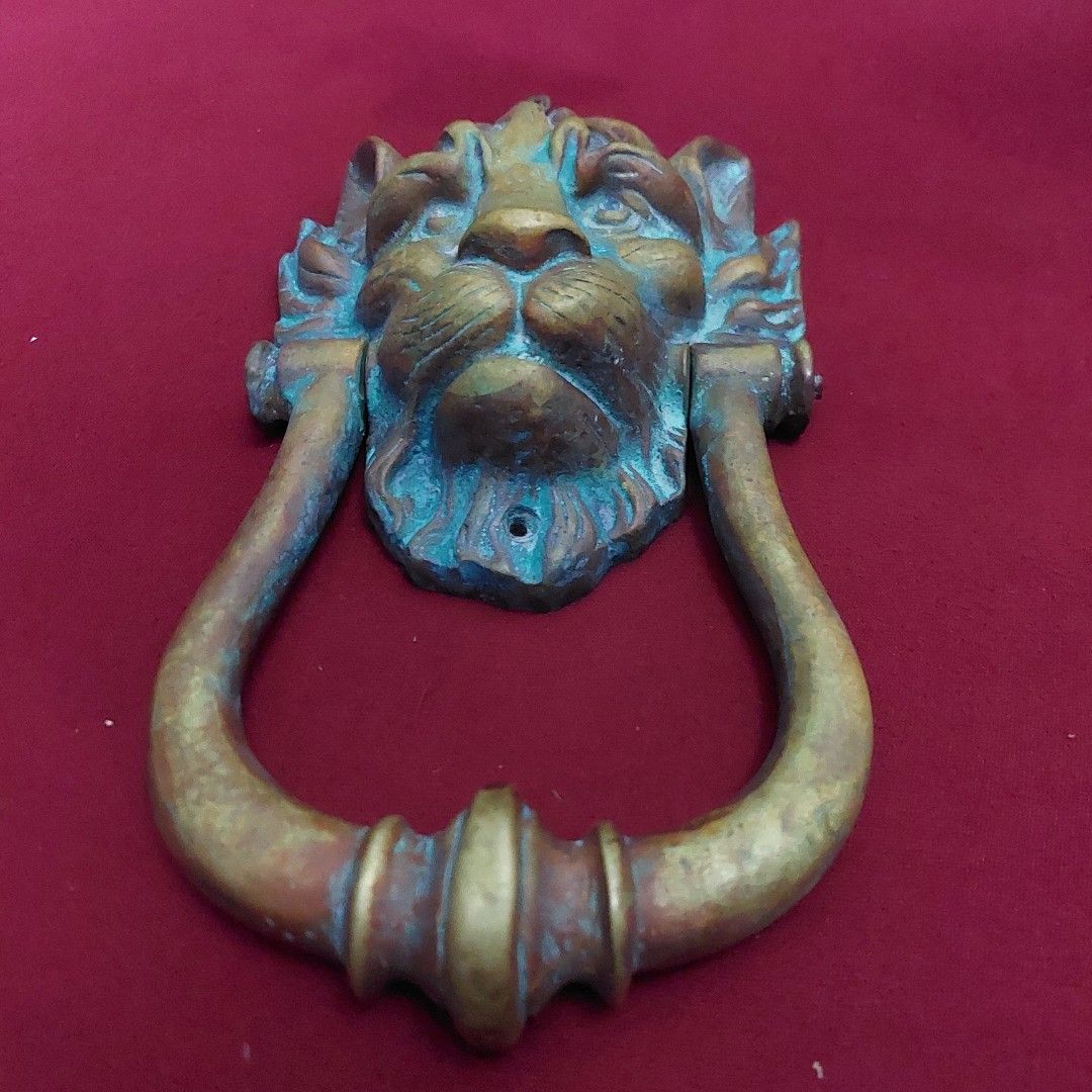 Antique Lion Head Door Knocker (Category: Vintage Collectibles) located in Pasig City. Submitted by carls_vintages (Listing ID 1418501437, Image 3). Description: - Antique-style door knocker - Features a detailed lion head design - Brass finish with patina - Weighs approximately 184 grams - Curved handle - Includes mounting holes.