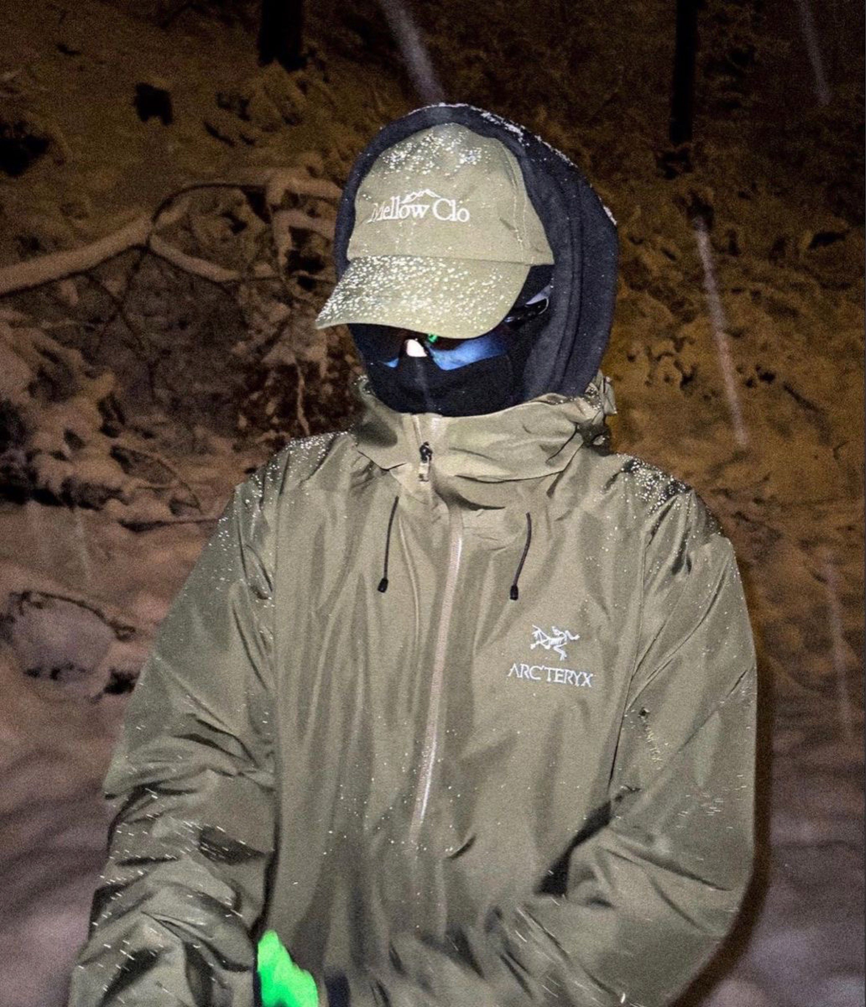 Arc'teryx Beta Lt Gore-Tex (Category: Coats, Jackets and Outerwear) located in Manila. Submitted by bodegabodega (Listing ID 1418498542, Image 2). Description: - Arc'teryx jacket with Gore-Tex membrane - Waterproof and breathable - Olive green color - Features a hood - Two zippered hand pockets - Full-length front zipper - Arc'teryx logo on chest - Versatile for various weather conditions Arc’teryx Beta LT Gore-Tex Brandnew complete Xlarge 5,500.