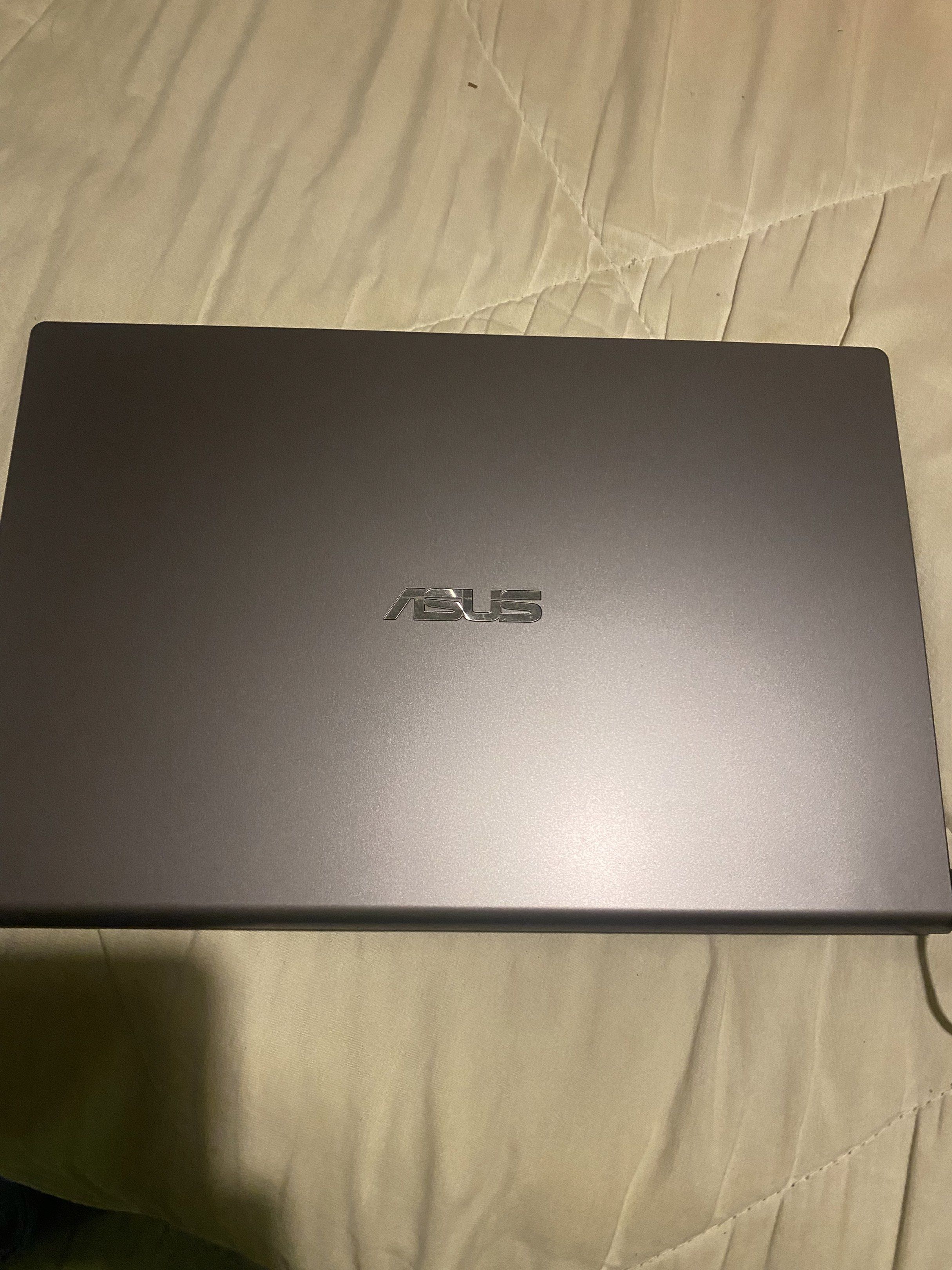 ASUS Laptop X409J Intel Core i3 10th Gen (Category: Laptops & Notebooks) located in Makati City. Submitted by concreteculture (Listing ID 1418561543, Image 2). Description: - ASUS laptop - Intel Core i3 10th Gen processor - 4GB memory - Integrated UHD Graphics - Black keyboard and touchpad - Gray exterior - Includes ASUS laptop bag.
