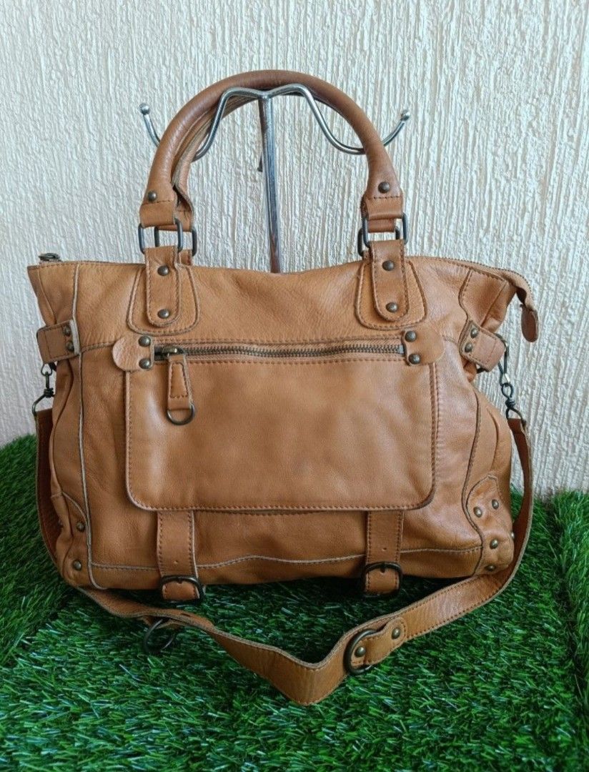 Balenciaga Paris Leather Handbag (Category: Luxury Bags & Wallets) located in Mangaldan. Submitted by mceseucap18107 (Listing ID 1418418247, Image 1). Description: - Balenciaga Paris handbag - Genuine leather - Top handle and detachable shoulder strap - Front zip pocket - Main compartment with zip closure - Metal studs and hardware.