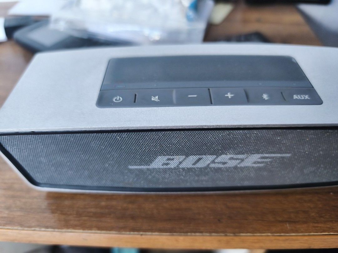 Bose SoundLink Bluetooth Speaker (Category: Soundbars, Speakers & Amplifiers) located in Quezon City. Submitted by herrera_jekjek (Listing ID 1418527893, Image 3). Description: issues ayaw na mah charge pero may red light tapos. may click sounds .