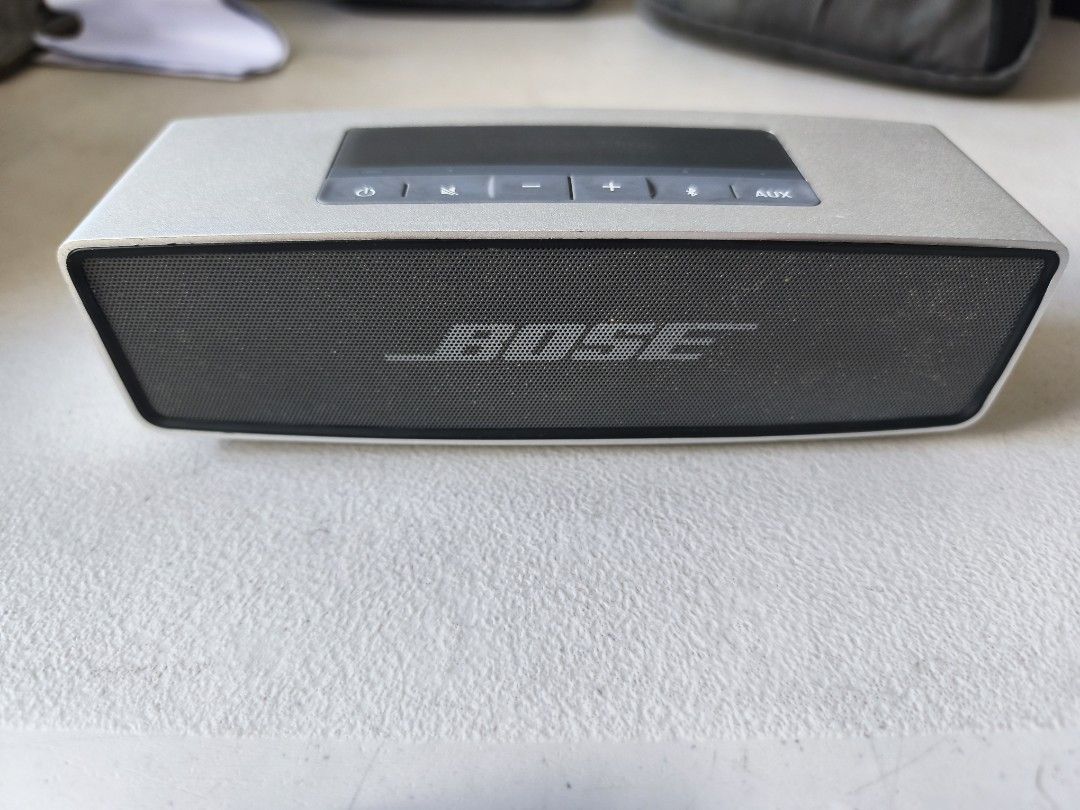 Bose SoundLink Bluetooth Speaker (Category: Soundbars, Speakers & Amplifiers) located in Quezon City. Submitted by herrera_jekjek (Listing ID 1418527893, Image 2). Description: issues ayaw na mah charge pero may red light tapos. may click sounds .