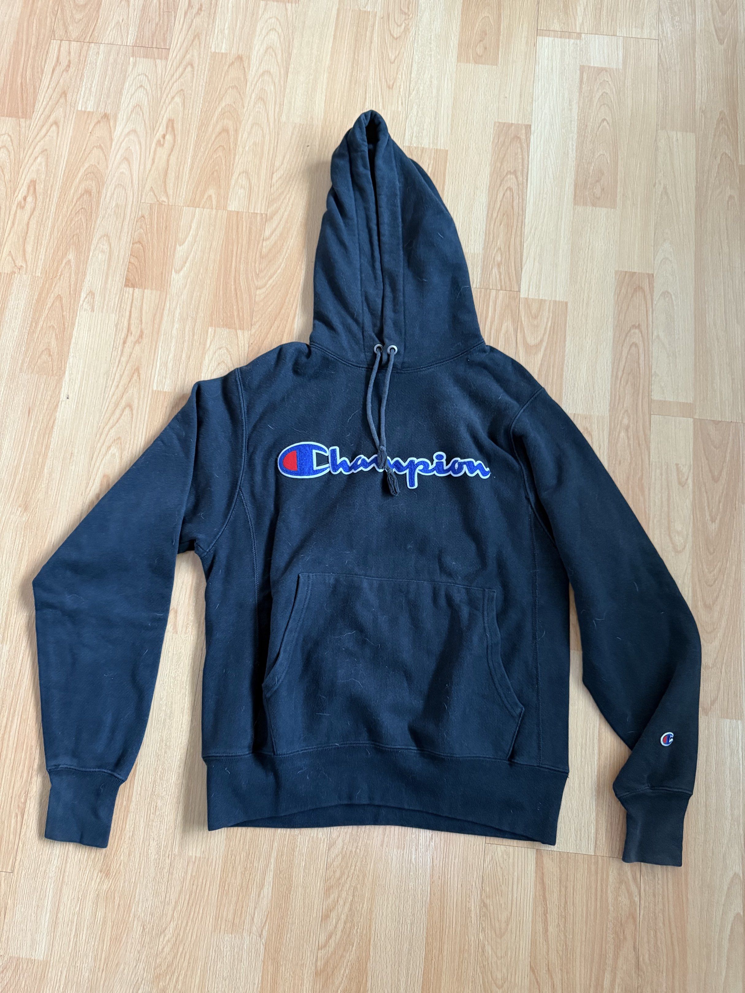 Champion Hoodie Size S (Category: Coats, Jackets and Outerwear) located in Quezon City. Submitted by declutterwithmeee02 (Listing ID 1418524611, Image 1). Description: .