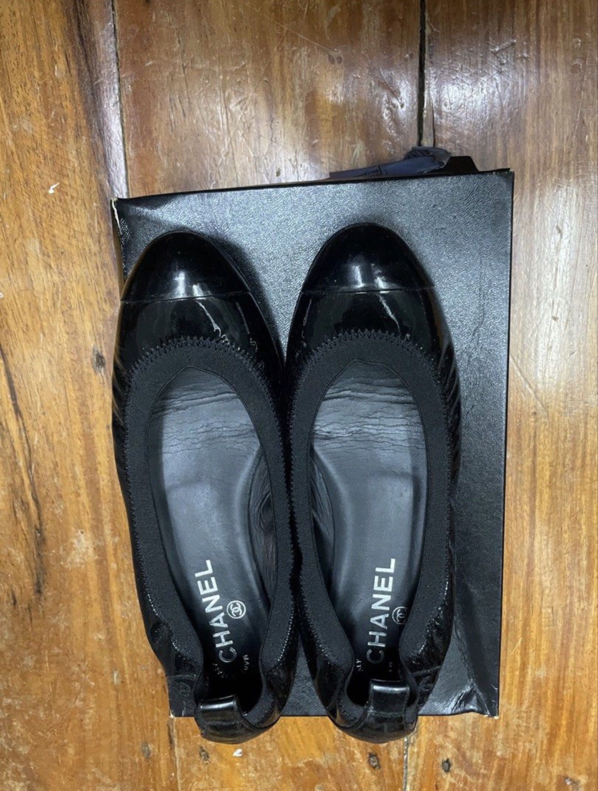 Chanel Black Patent Leather Flats 38.5 (Category: Flats & Sandals) located in Makati City. Submitted by forbesclosetsale (Listing ID 1418528501, Image 1). Description: - Chanel black patent leather flats - Features the Chanel logo - Comes with original box - Rounded toe design - Elasticized trim for comfort - Versatile and classic - A little sticky No Meet Up.