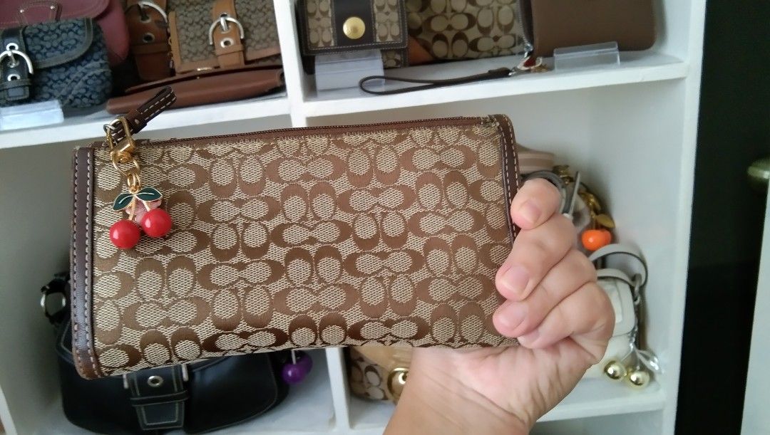 Coach Long Wallet (Category: Wallets & Card holders) located in Rizal. Submitted by fmcb23 (Listing ID 1418590307, Image 2). Description: Hi selling this auth preloved long coach wallet from my collection..bought online..clean inside and out not really used it..too big for me.. sign of use sa sides leather part pls.check each photo.. negotiable. Binangonan Rizal loc..