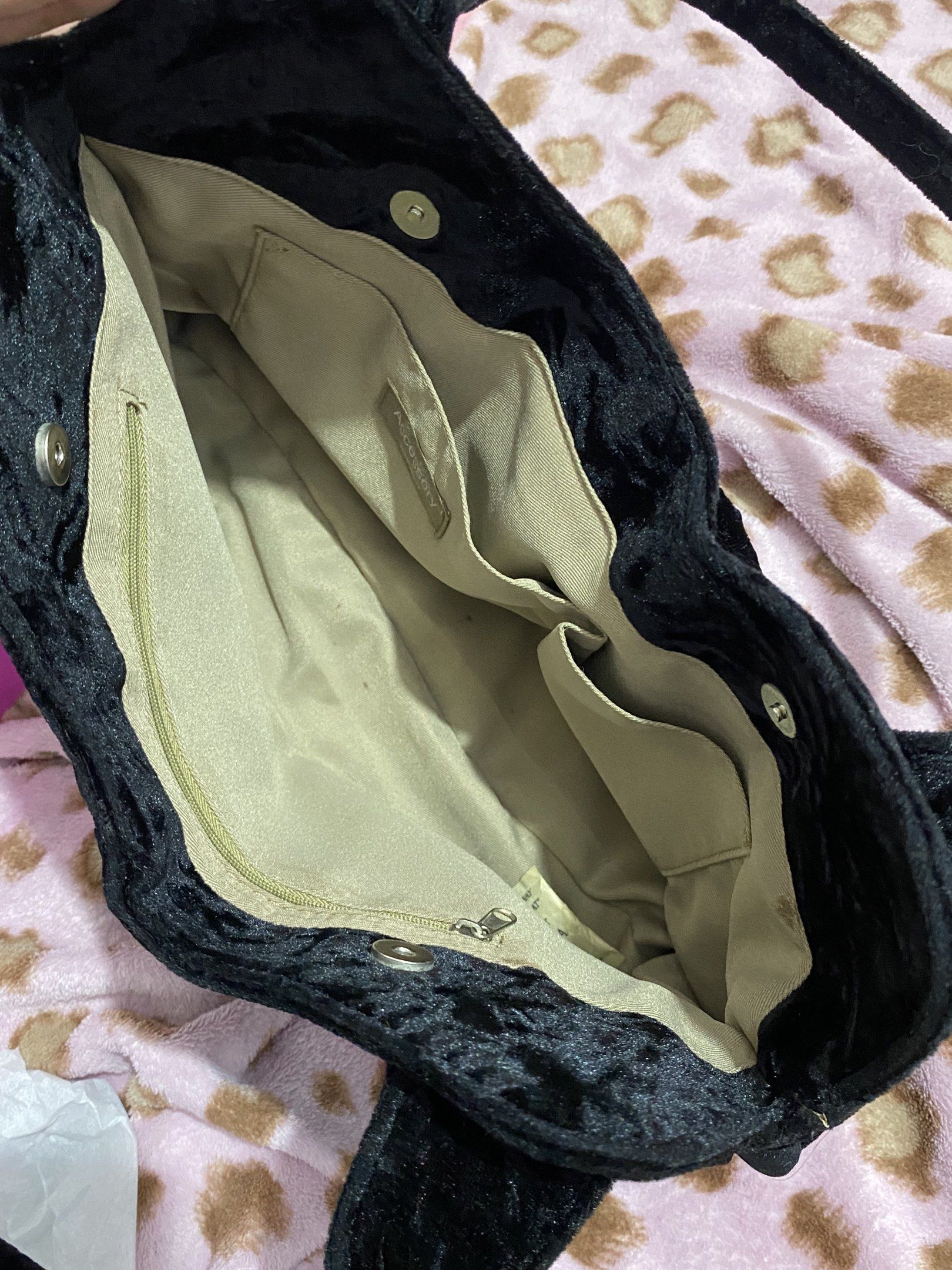 Coquette Black Velvet Bow Handbag (Category: Purses & Pouches) located in Pasig City. Submitted by reacute (Listing ID 1418507586, Image 3). Description: Coquette Bow Handbag. good as new, can fit ipad, books, etc. .