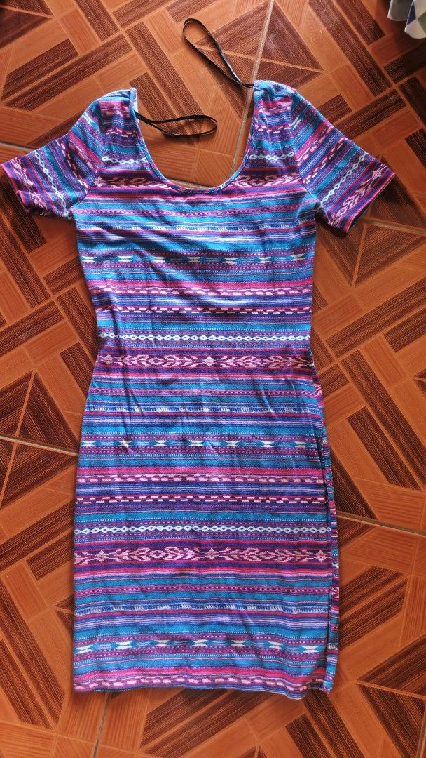 Forever 21 Bodycon Dress (Category: Dresses) located in Manila. Submitted by analyzeme (Listing ID 1418455538, Image 2). Description: - Forever 21 bodycon dress - Size: medium - Design: Vibrant patterned - Sleeves: Short - Neckline: Scoop - Fabric: Soft, stretchy - Style: Fitted silhouette - Occasion: Casual wear - Used once.