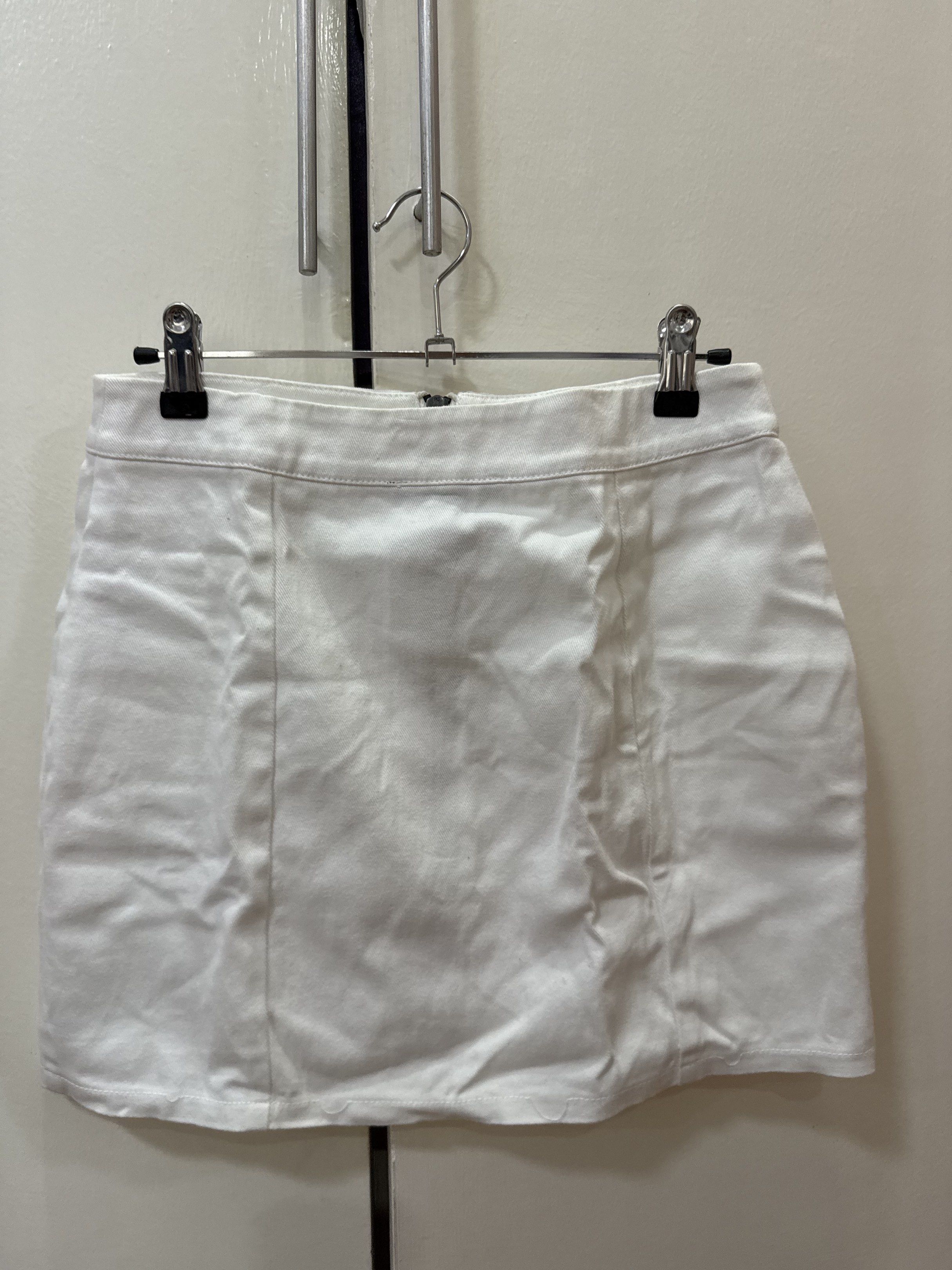 Forever 21 White Denim Mini Skirt (Category: Skirts) located in Las Pinas. Submitted by kva13 (Listing ID 1418426655, Image 2). Description: - Forever 21 mini skirt - White color - Size: S - Front zipper closure - Made in Vietnam.