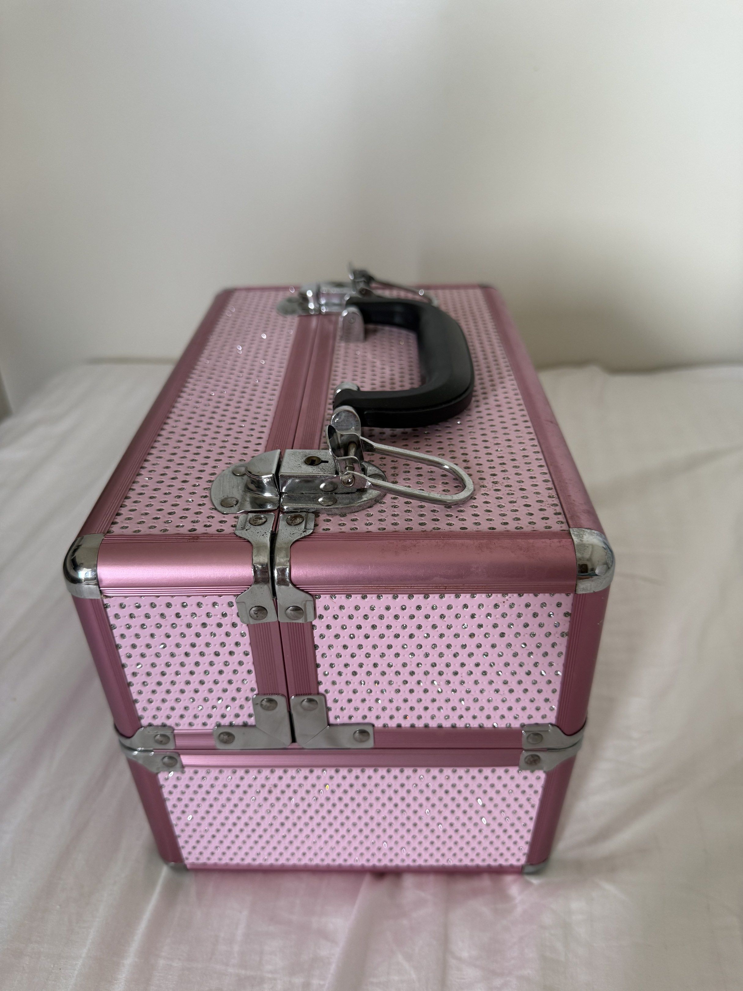 Gladking Trainer 3 Layered Makeup Kit Glittery (Category: Makeup) located in Paranaque City. Submitted by angela_yvtte (Listing ID 1418473265, Image 3). Description: - Gladking Trainer Makeup Kit - Glittery pink design - Features 3 layers for storage - Stylish and functional makeup organizer - Has minimal make up stains (can be wiped) - Original price is 3,300 PHP.