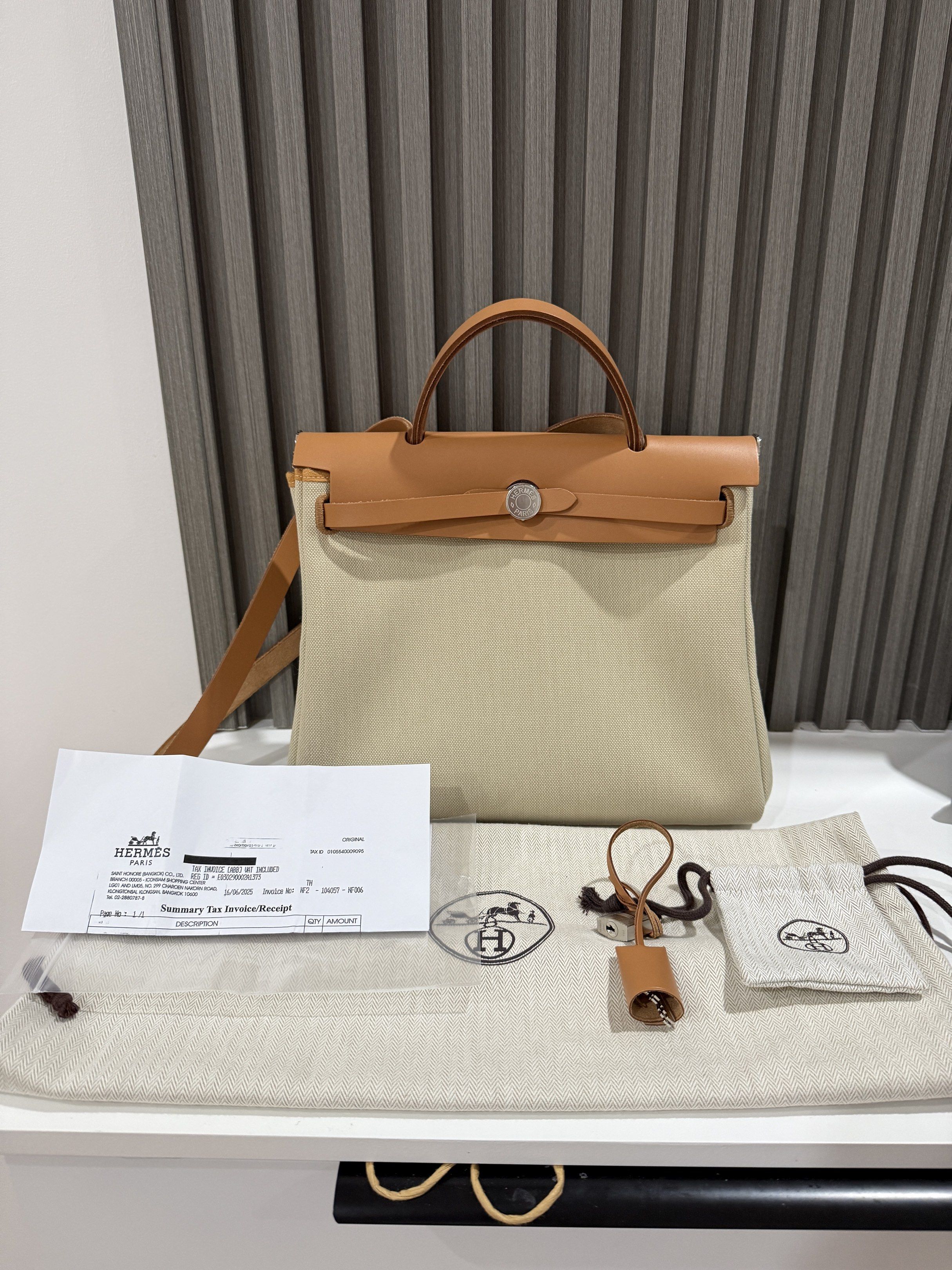 Hermes herbag stamp K 2025 (Category: Luxury Bags & Wallets) located in Aroroy. Submitted by maxineeeeeyuuu (Listing ID 1418425891, Image 2). Description: Selling my personal used bags Comes with: dustbag, cards, paperbag.