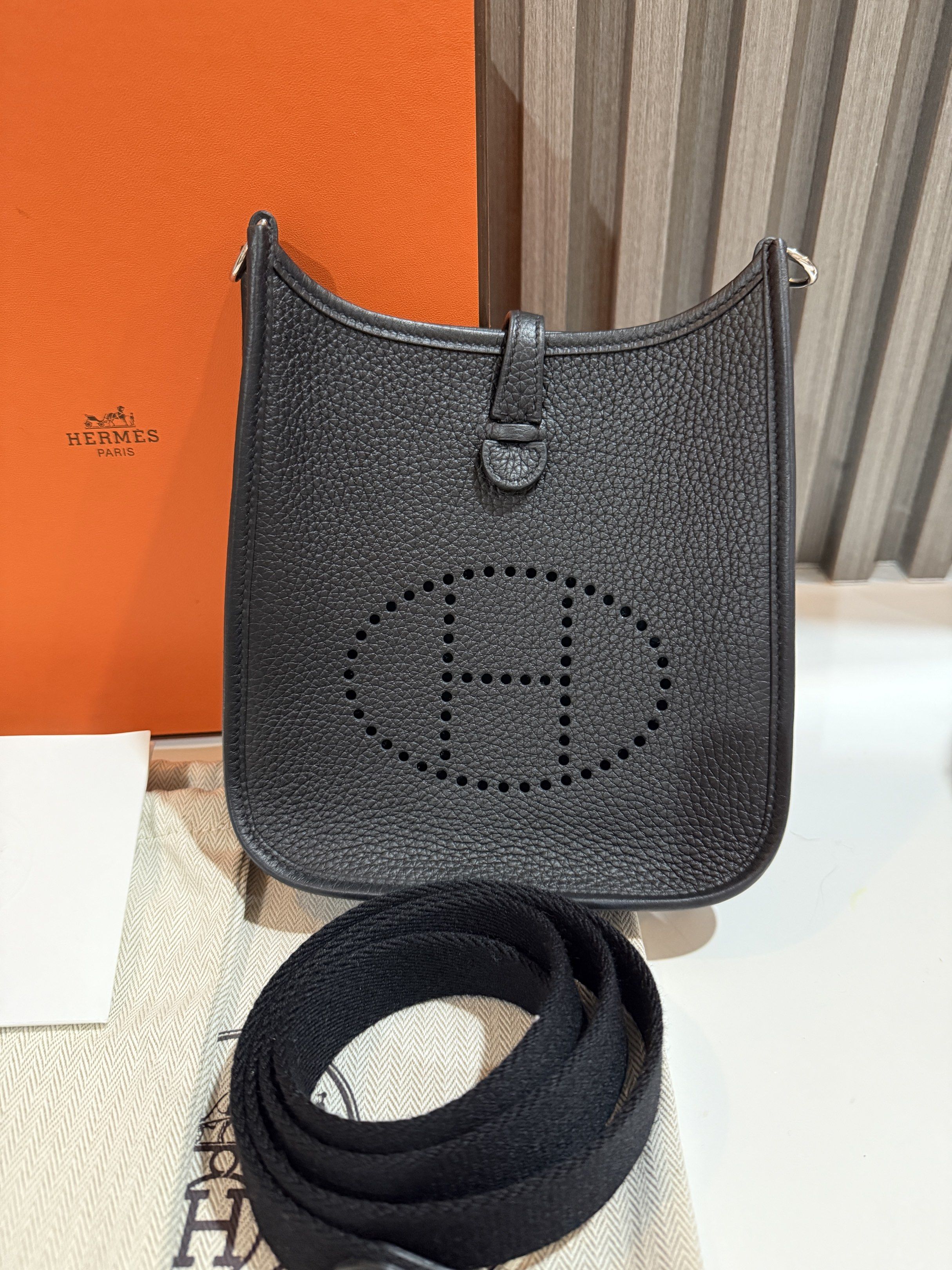 Hermes mini evelyne stamp u(2022 ) (Category: Luxury Bags & Wallets) located in Aroroy. Submitted by maxineeeeeyuuu (Listing ID 1418537262, Image 2). Description: Selling my preloved bags Inclusions: complete dustbag, box, cards.