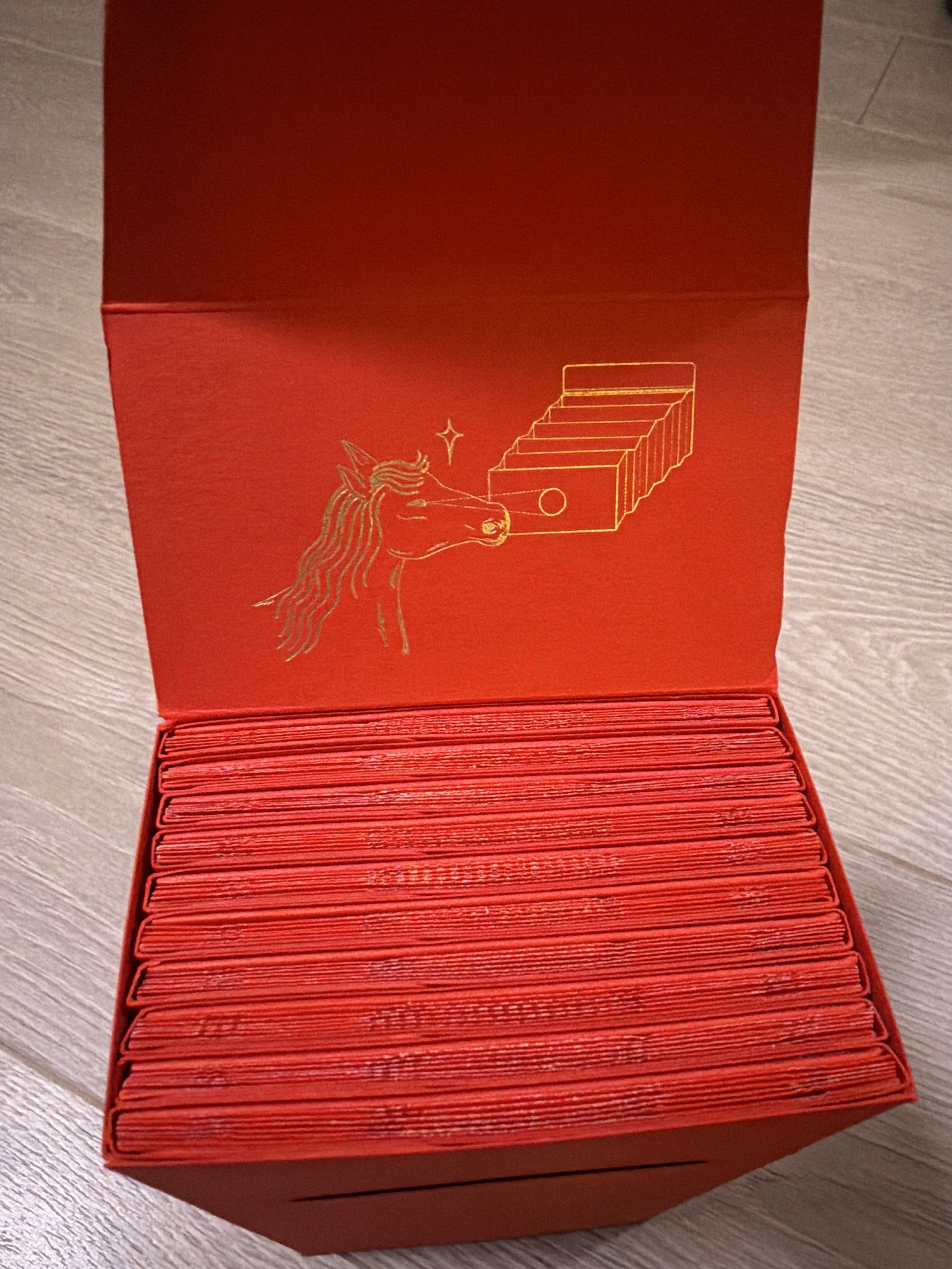 Hermès 2026 年VIP 利是封 （分類：飾物及配件）位於 Hong Kong。 由 luckyshark_bbad9c 提交（商品編號 1418522285，圖片 2）。簡介： Hermes 2026 年馬年利是封。一盒共有10個。。