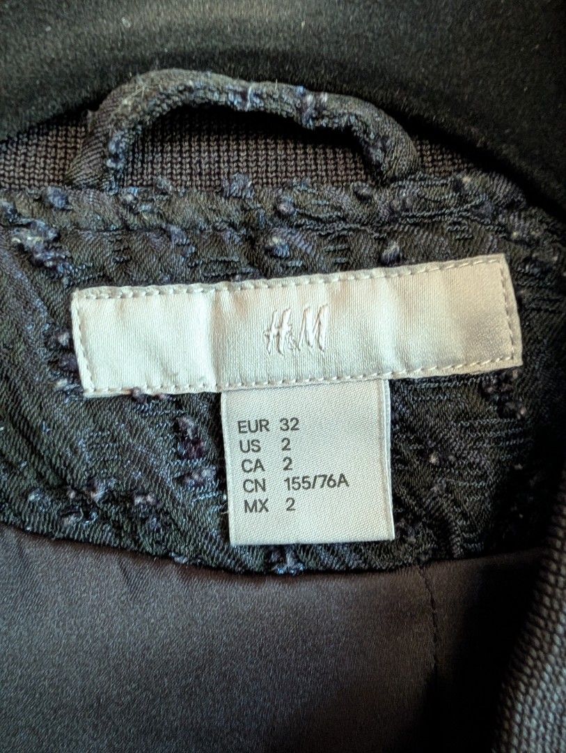 H&M Textured Bomber Jacket (Category: Coats, Jackets and Outerwear) located in Baguio. Submitted by jamstd (Listing ID 1418446073, Image 3). Description: - H&M bomber jacket Can fit XS-S - Textured fabric - Zip-up front - Two front pockets - Ribbed cuffs and hem - Dark color - Size: EUR 32, US 2, CA 2, MX 2 - Great for layering.