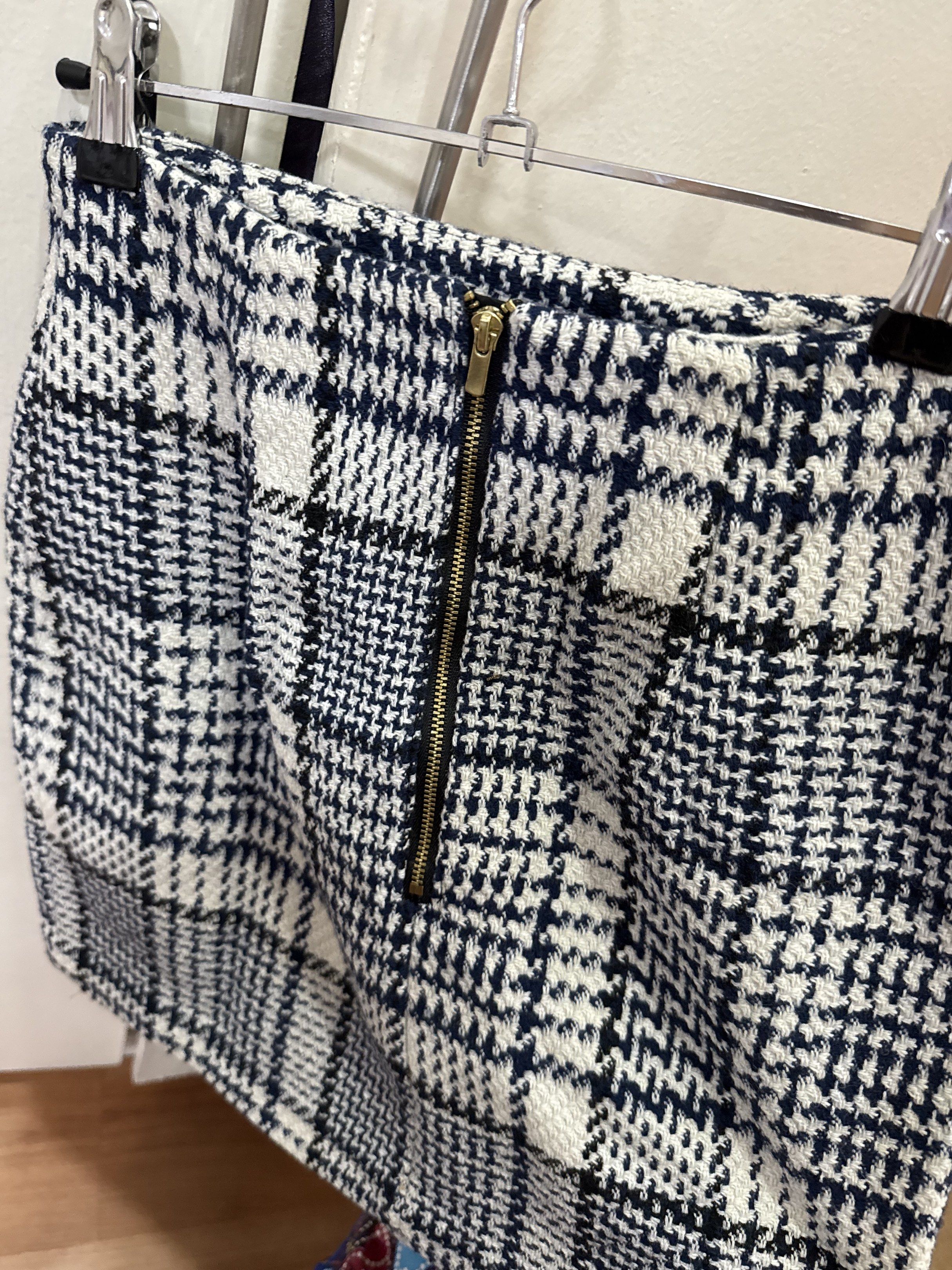 H&M Tweed Mini Skirt (Category: Skirts) located in Las Pinas. Submitted by kva13 (Listing ID 1418426360, Image 2). Description: - H&M mini skirt - Tweed pattern (navy and white) - Zipper closure - Black lining - Size: EUR 34, US 2, CA 2, CN 160/64A .