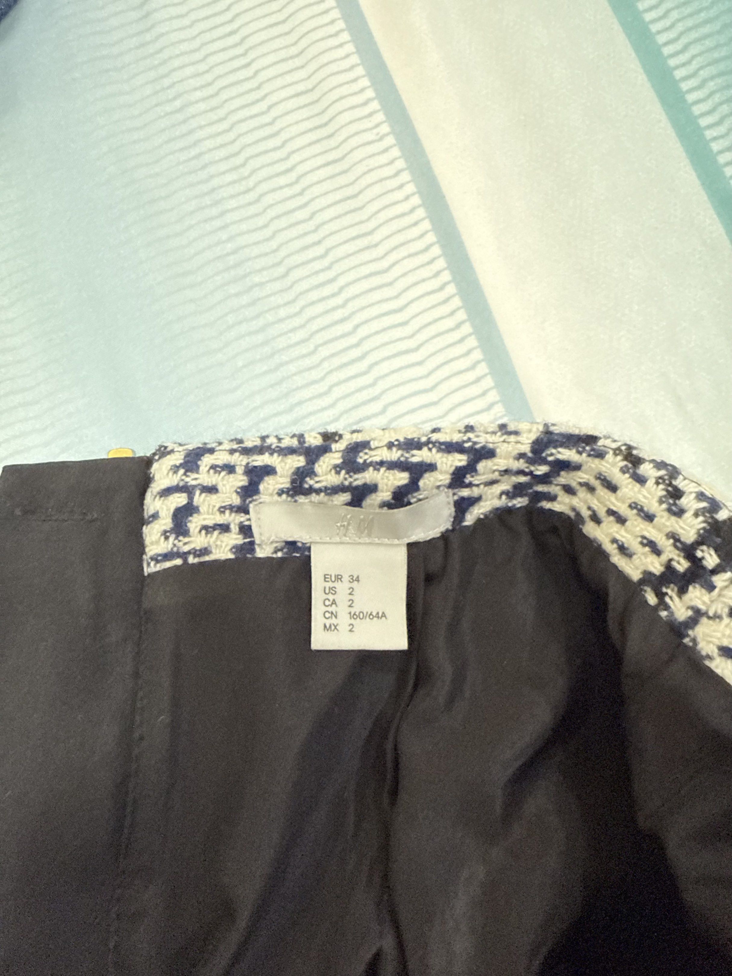 H&M Tweed Mini Skirt (Category: Skirts) located in Las Pinas. Submitted by kva13 (Listing ID 1418426360, Image 3). Description: - H&M mini skirt - Tweed pattern (navy and white) - Zipper closure - Black lining - Size: EUR 34, US 2, CA 2, CN 160/64A .