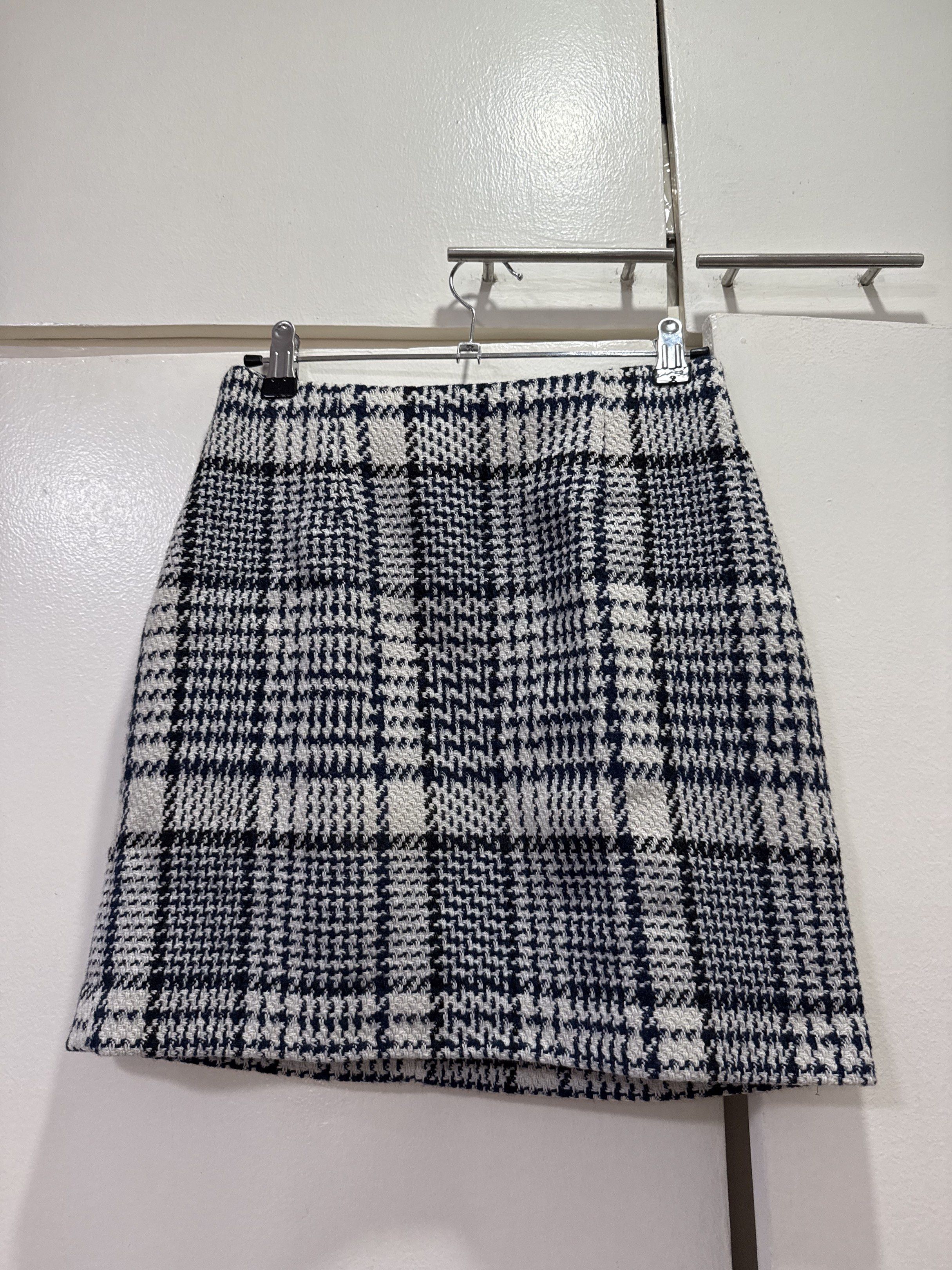 H&M Tweed Mini Skirt (Category: Skirts) located in Las Pinas. Submitted by kva13 (Listing ID 1418426360, Image 1). Description: - H&M mini skirt - Tweed pattern (navy and white) - Zipper closure - Black lining - Size: EUR 34, US 2, CA 2, CN 160/64A .