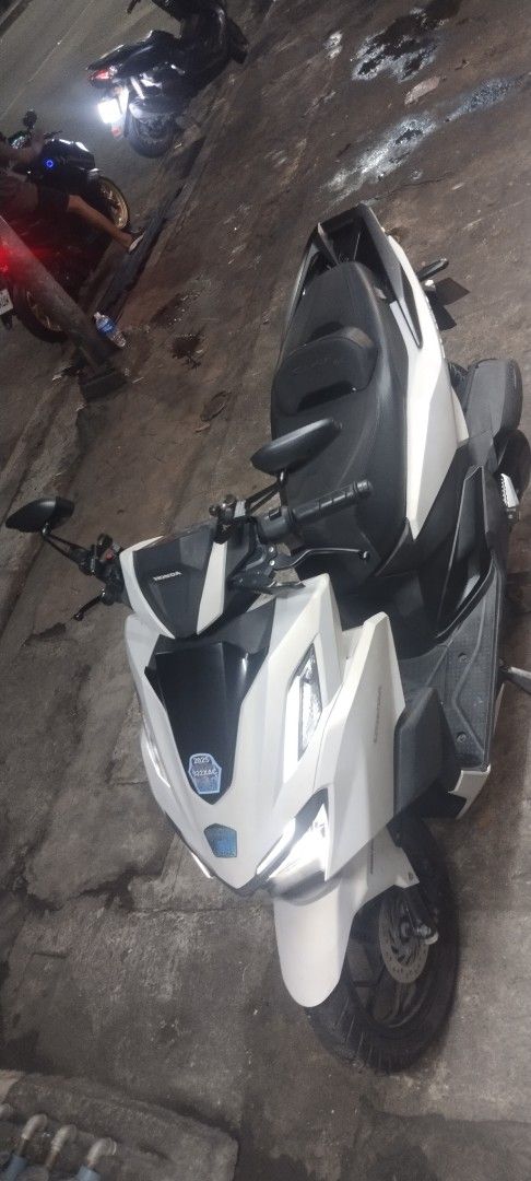 Honda Click 160 Motorcycle (Category: Motorbikes for Sale) located in Manila. Submitted by rarewater-8b9594 (Listing ID 1418564883, Image 1). Description: Price is negotiable! Rush selling dahil emergency! 7k odo White Honda Click 160 motorcycle. Features a black seat and black accents. The odometer shows 7380 km. Includes a license plate with the number 922 XAC. The exhaust has a carbon fiber design. The motorcycle is registered in NCR..