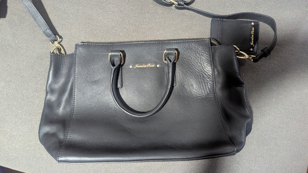Jewelna Rose Leather bag (Category: Shoulder Bags) located in Mandaluyong City. Submitted by sirensvanity (Listing ID 1418548528, Image 1). Description: amazing work bag gift Black Leather Workbag can still bargain💖.