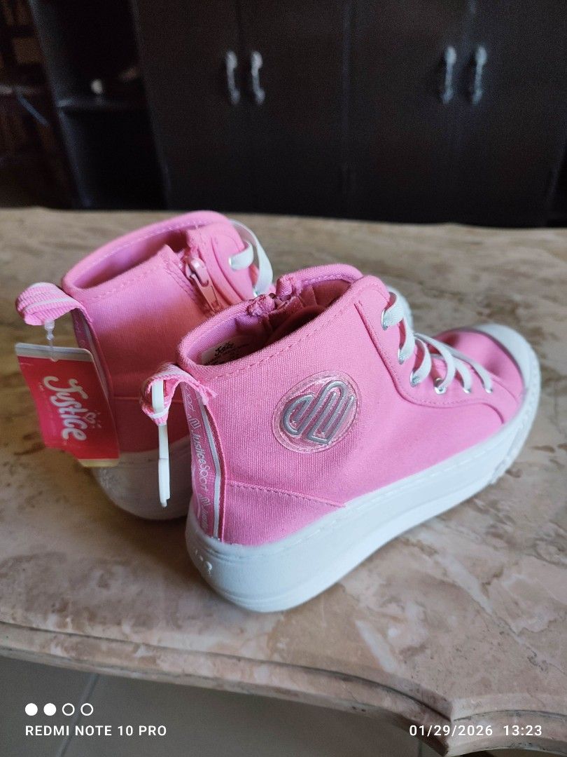 Justice Pink High-Top Sneakers - Size 4 (Category: Sneakers) located in Mangaldan. Submitted by michelle_2004 (Listing ID 1418455246, Image 1). Description: - Justice high-top sneakers - Bright pink color - Side zipper for easy wear - White laces - White sole - Justice logo on the side - Size: US 4, EUR 36, MEX 23 - New with original tag.
