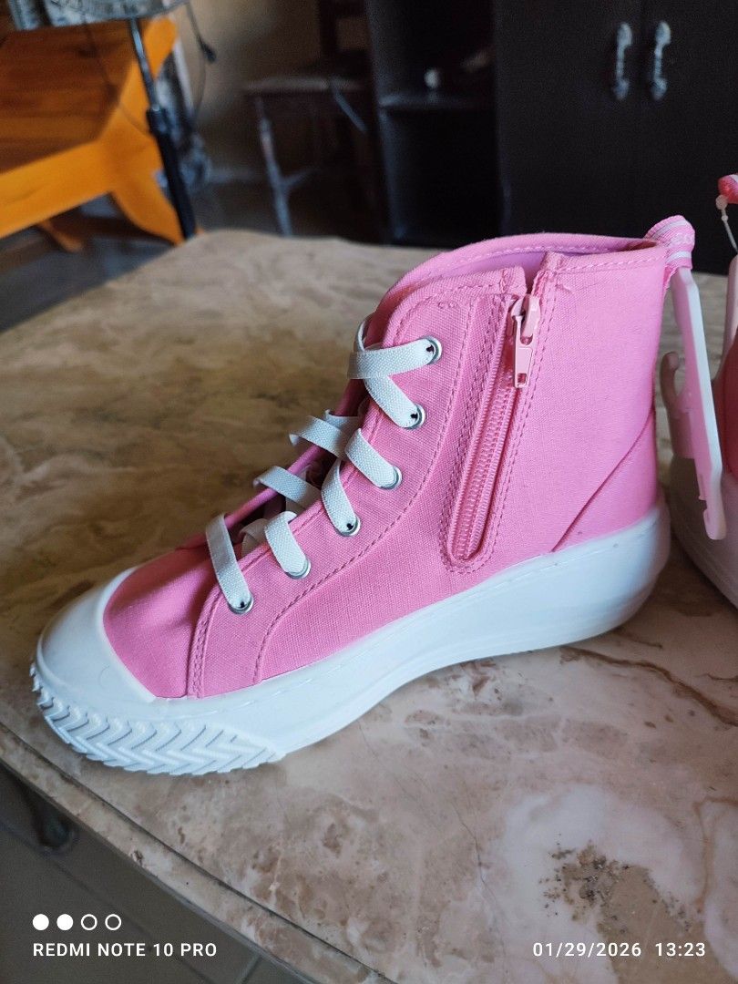 Justice Pink High-Top Sneakers - Size 4 (Category: Sneakers) located in Mangaldan. Submitted by michelle_2004 (Listing ID 1418455246, Image 2). Description: - Justice high-top sneakers - Bright pink color - Side zipper for easy wear - White laces - White sole - Justice logo on the side - Size: US 4, EUR 36, MEX 23 - New with original tag.