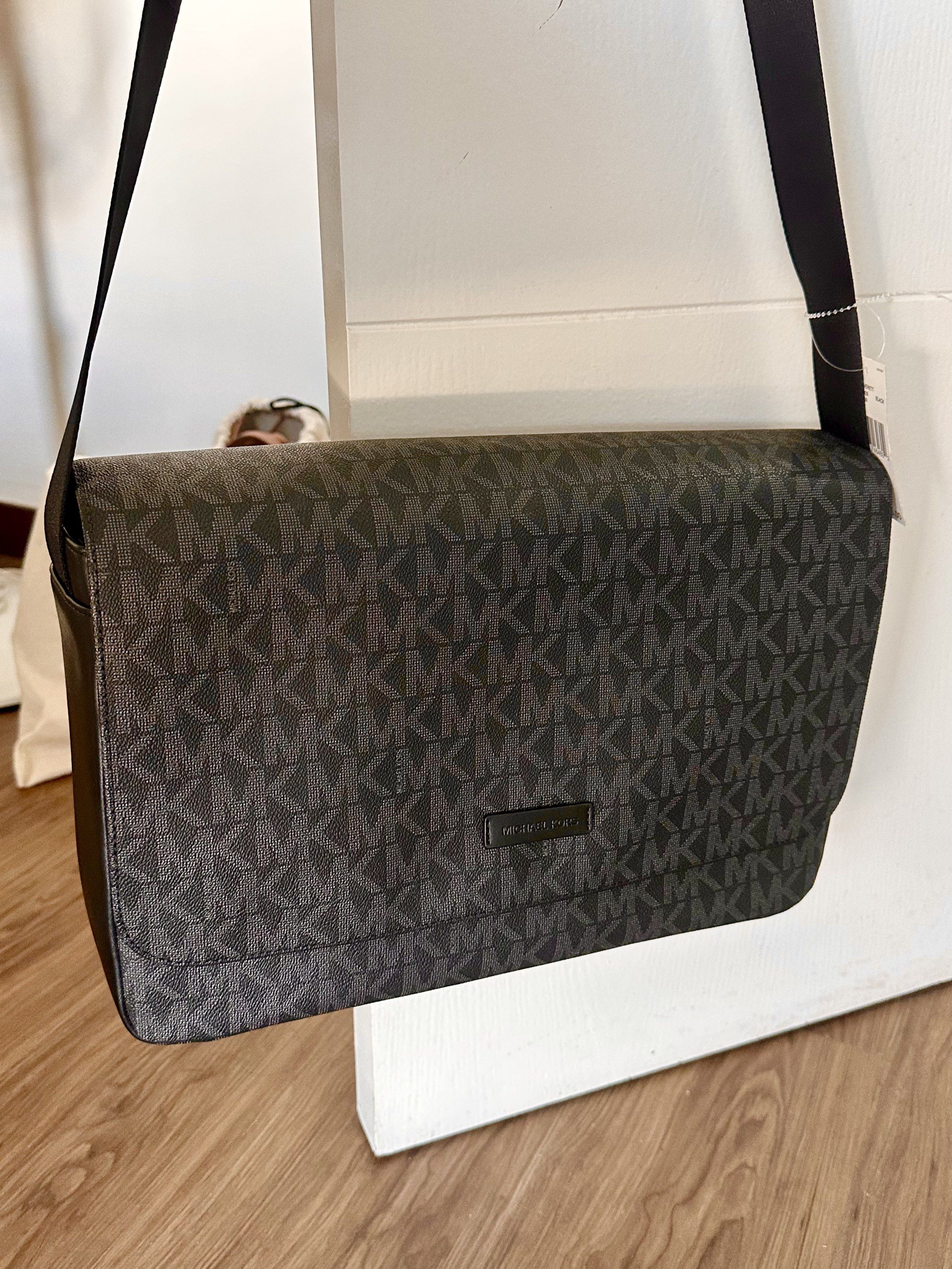 Michael Kors Everett Flap Messenger Bag (Category: Luxury Bags & Wallets) located in Paranaque City. Submitted by kimkurtt (Listing ID 1418488683, Image 2). Description: Origal Michael Kors Everett Flap Messenger Bag in classic black. Features the iconic MK logo, shoulder strap, and flap closure. Interior includes the Michael Kors label. Original price: $298.00. Bought in USA Selling low never been use Kasya laptop 16 inchs.