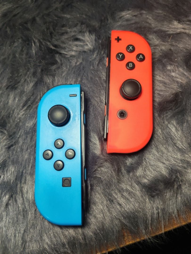 Nintendo Switch Original Joycons W/ JoyGrip Charger (Category: Nintendo) located in Taytay. Submitted by nider_dc (Listing ID 1418534142, Image 2). Description: Working no issue, 2.2k only!! May kasama ng Joygrip worth 800pesos No ISSUE!! Plug and Play!! No ISSUE!! Plug and Play!! No ISSUE!! Plug and Play!! Can works on all version of nintendo switch units 📍 Taytay Rizal .
