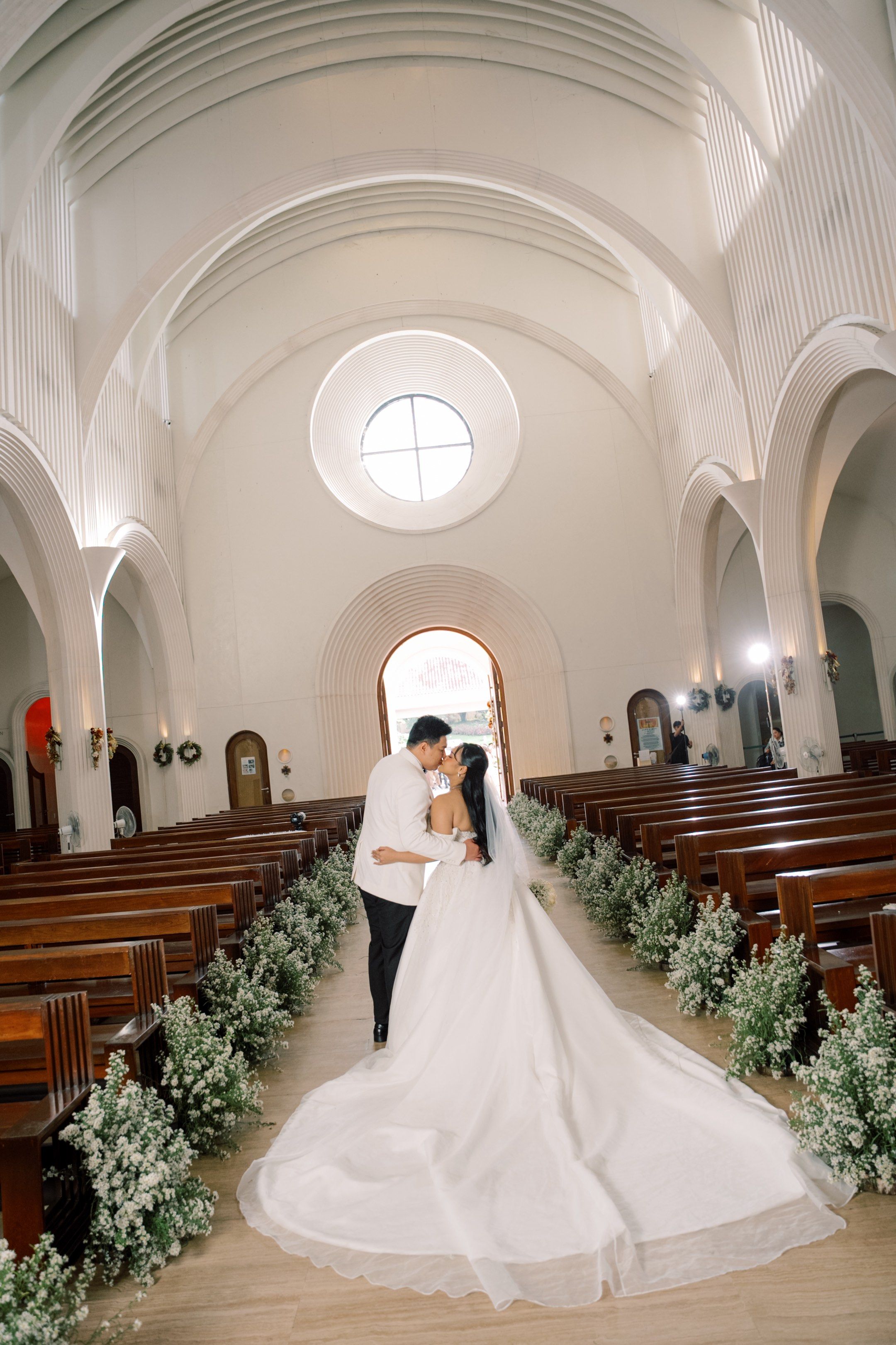 Off-Shoulder Ball Gown Wedding Dress (Category: Evening dresses & gowns) located in Las Pinas. Submitted by amethyst0814 (Listing ID 1418464252, Image 3). Description: • Not yet dry cleaned • Corset type • With Free Petticoat, Veil, Pillow, Cord and Arras • Can fit M to semi large frame :) (please see measurements that I uploaded) • My height is 5”0 and I’m wearing 3 inches heels •Bought for 28,500, selling it for 15,000 only • Note: offshoulder 