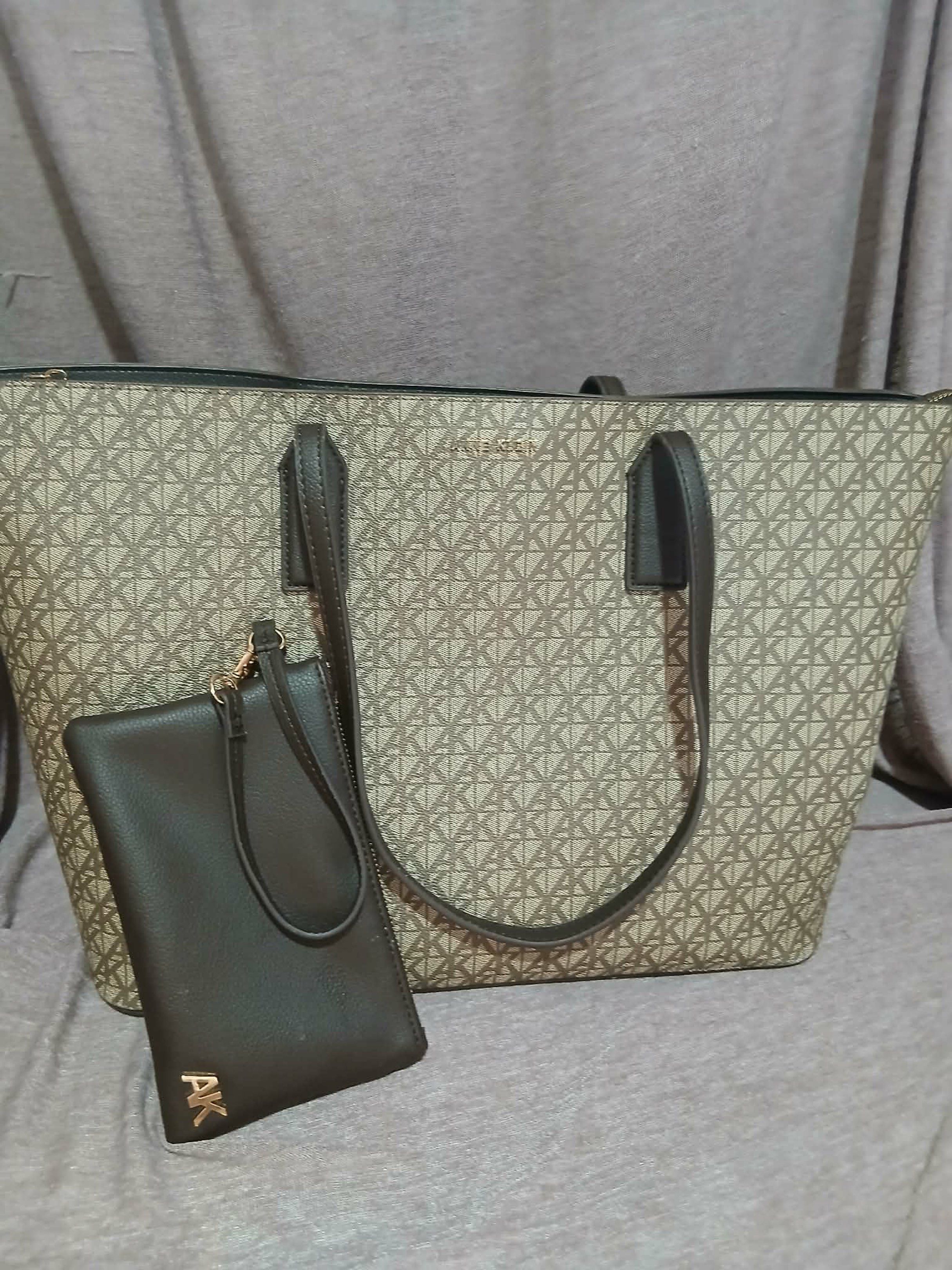 ORIGINAL ANNE KLEIN (Category: Shoulder Bags) located in Mandaluyong City. Submitted by assortedthingslists (Listing ID 1418451182, Image 1). Description: ₱4,500 .