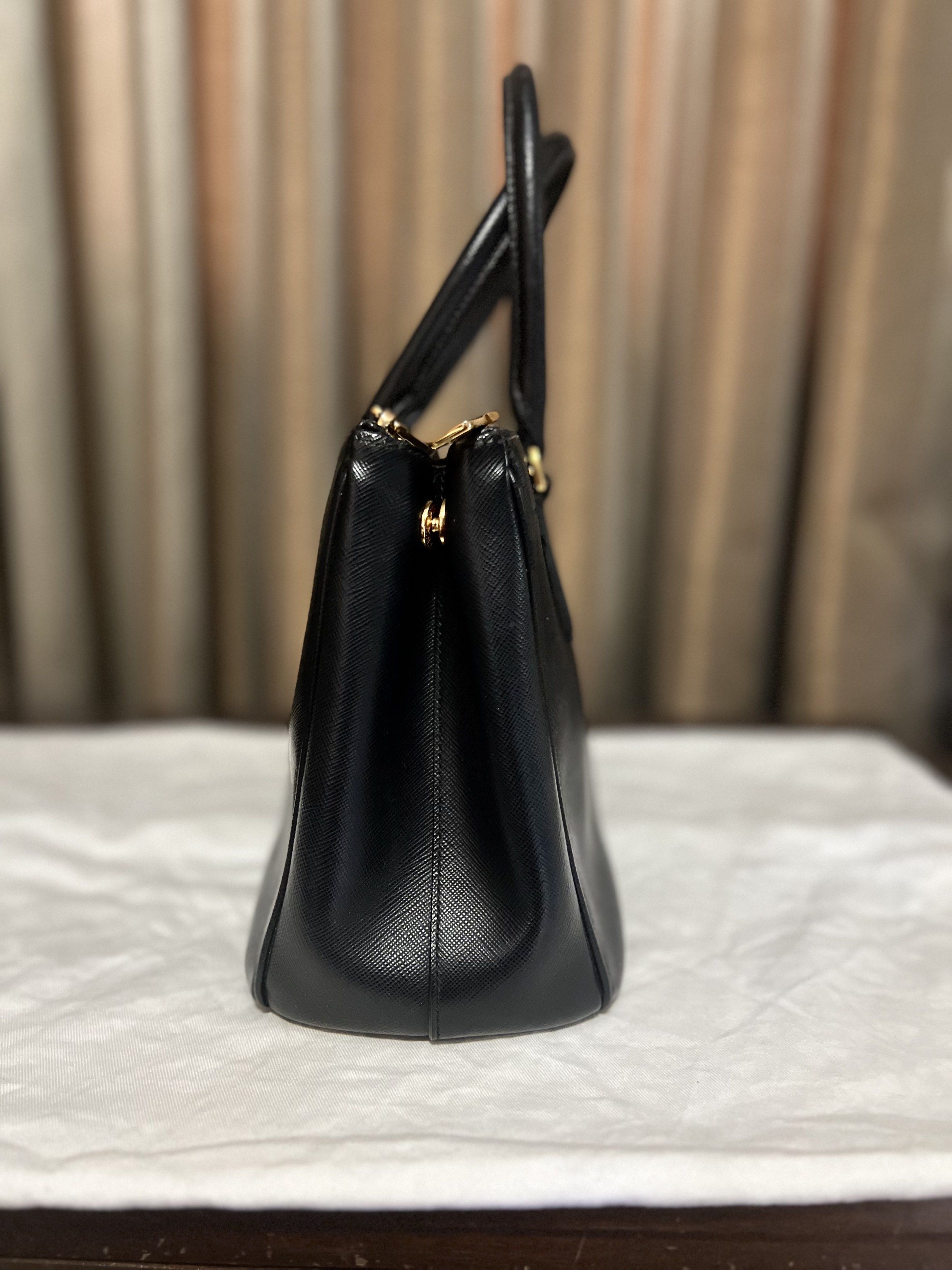 Prada Saffiano PM (Category: Luxury Bags & Wallets) located in Quezon City. Submitted by acepangili29109 (Listing ID 1418515760, Image 3). Description: Prada Saffiano PM size Inclusion strap Rank A.