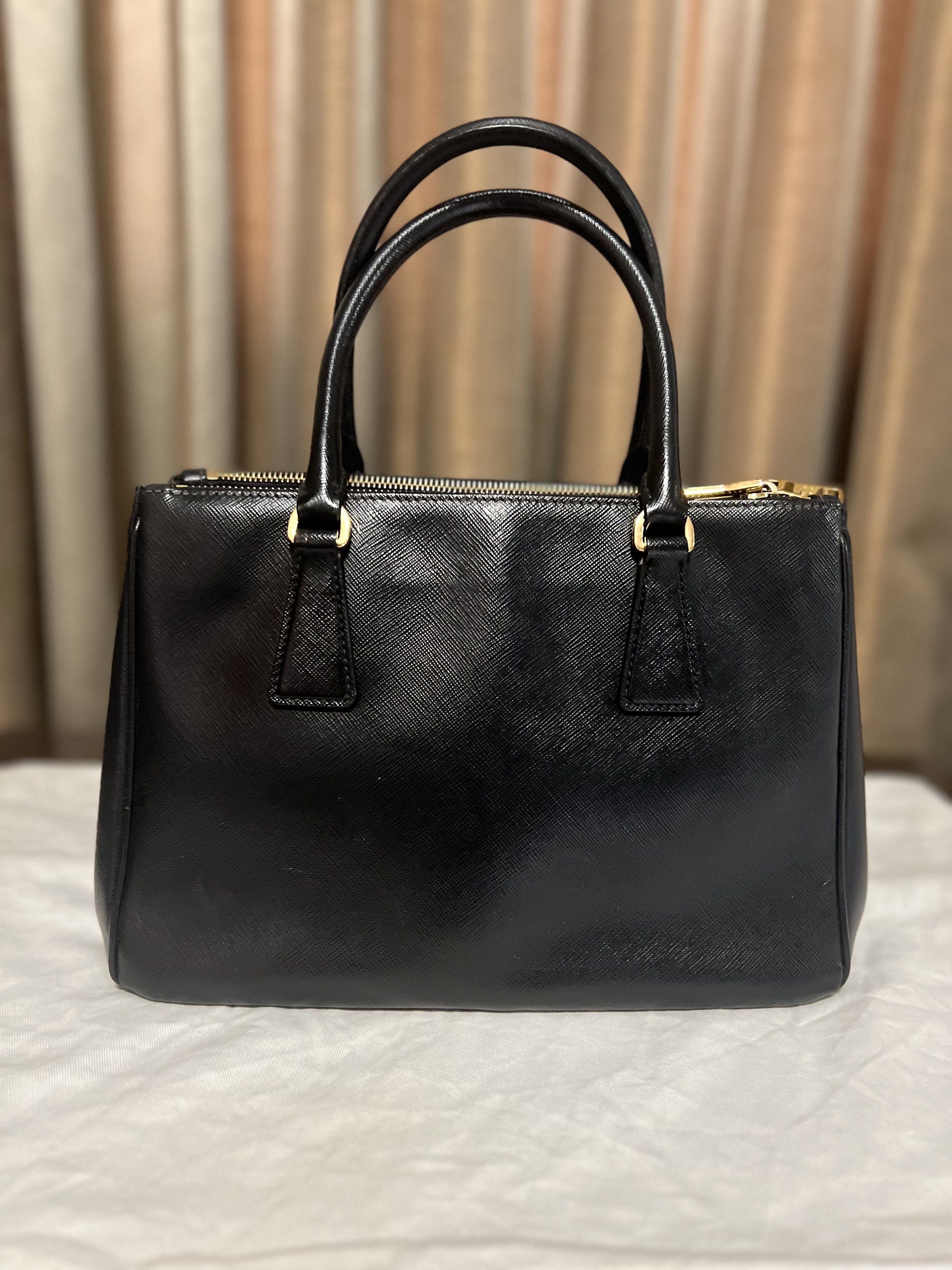 Prada Saffiano PM (Category: Luxury Bags & Wallets) located in Quezon City. Submitted by acepangili29109 (Listing ID 1418515760, Image 2). Description: Prada Saffiano PM size Inclusion strap Rank A.