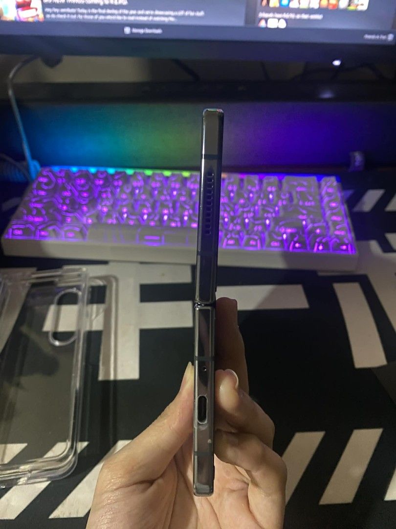 Samsung Galaxy z fold 4 with s pen (Category: Samsung) located in Manila. Submitted by summerstyled (Listing ID 1418477774, Image 3). Description: like new love this phone but medyo mabigat comes with two cases dual sim first sim globe 2nd sim any .
