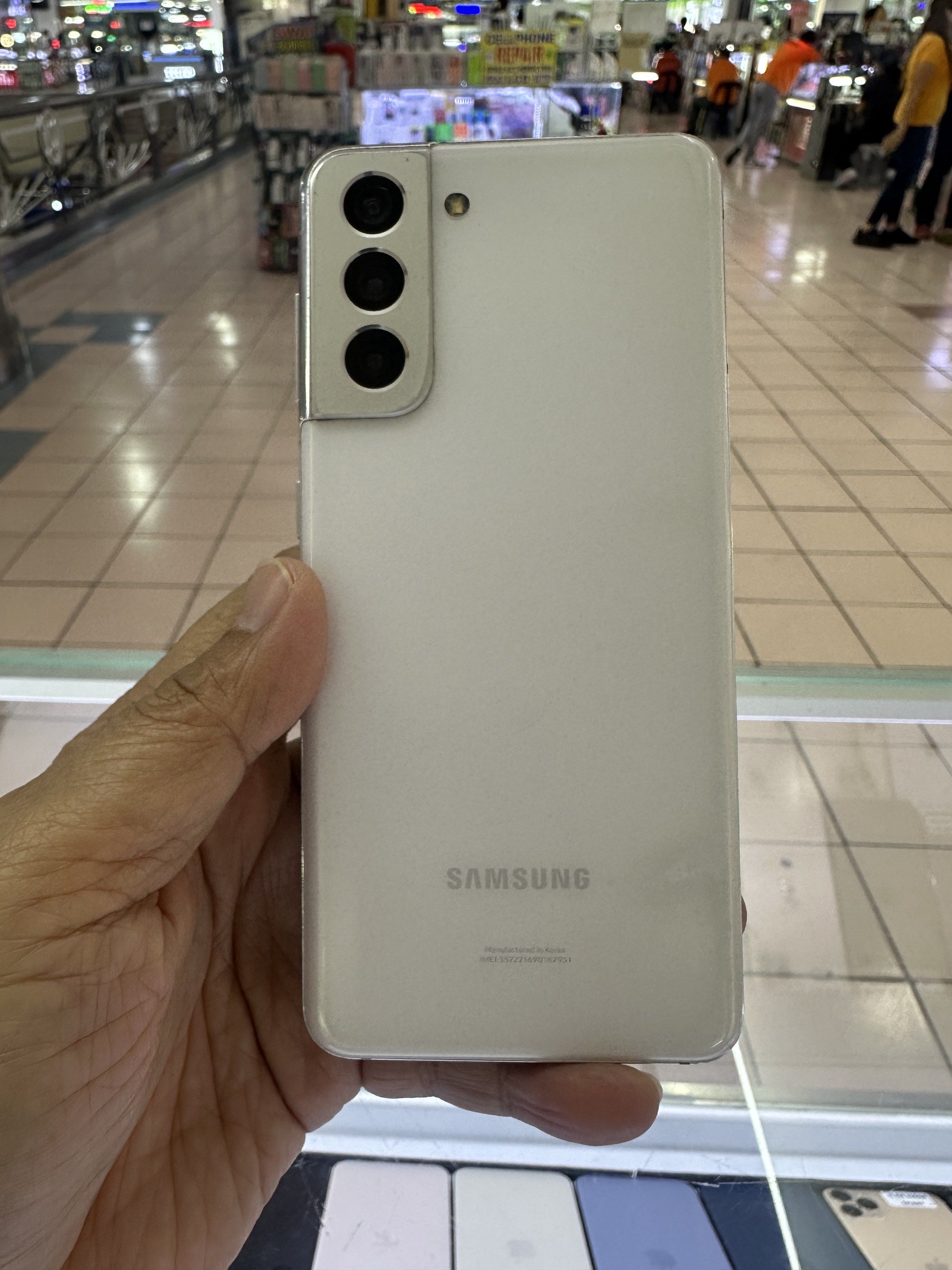 Samsung S21 5g 8/128gb (Category: Samsung) located in Quezon City. Submitted by abeth30 (Listing ID 1418454087, Image 1). Description: Original samsung galaxy s21 5g 8/128gb sigle sim issue gasgas ang screen meetup ever gotesco mall qc.