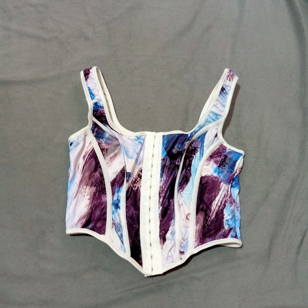 SHEIN Corset-Style Crop Top (Category: Sleeveless) located in San Jose. Submitted by gemhavenxx (Listing ID 1418594696, Image 1). Description: -Abstract Painterly Print with a modern, edgy silhouette -Features white structural piping (boning channels) on the front to create a defined corset shape. -Square neckline with wide non-adjustable shoulder straps. -Size on Tag: Medium (M) EU: 38 US: 6 -With pouch..