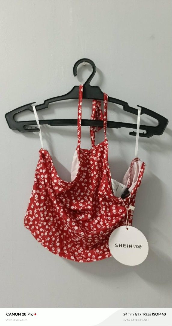 Shein Floral Halter Top (Category: Sleeveless) located in Quezon City. Submitted by sheila0721 (Listing ID 1418464925, Image 3). Description: - Red halter top with white floral pattern - Features a tie-up halter neck - Fitted design - Includes Shein tag - Made of lightweight fabric - Suitable for warm weather - Scoop back - Comfortable fit .