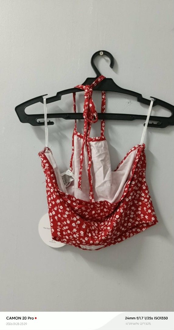 Shein Floral Halter Top (Category: Sleeveless) located in Quezon City. Submitted by sheila0721 (Listing ID 1418464925, Image 2). Description: - Red halter top with white floral pattern - Features a tie-up halter neck - Fitted design - Includes Shein tag - Made of lightweight fabric - Suitable for warm weather - Scoop back - Comfortable fit .