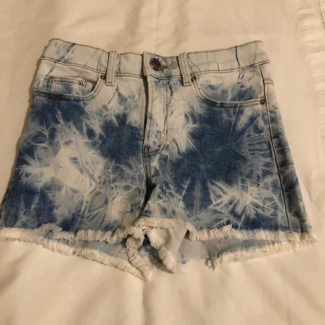 Sinsay Denim Tie Dye Shorts (Category: Shorts) located in Marikina City. Submitted by petitechicph (Listing ID 1418583647, Image 1). Description: - Sinsay denim shorts - Unique blue and white tie-dye design - Button closure - Raw hem - Size 34 - Never washed - Never used.