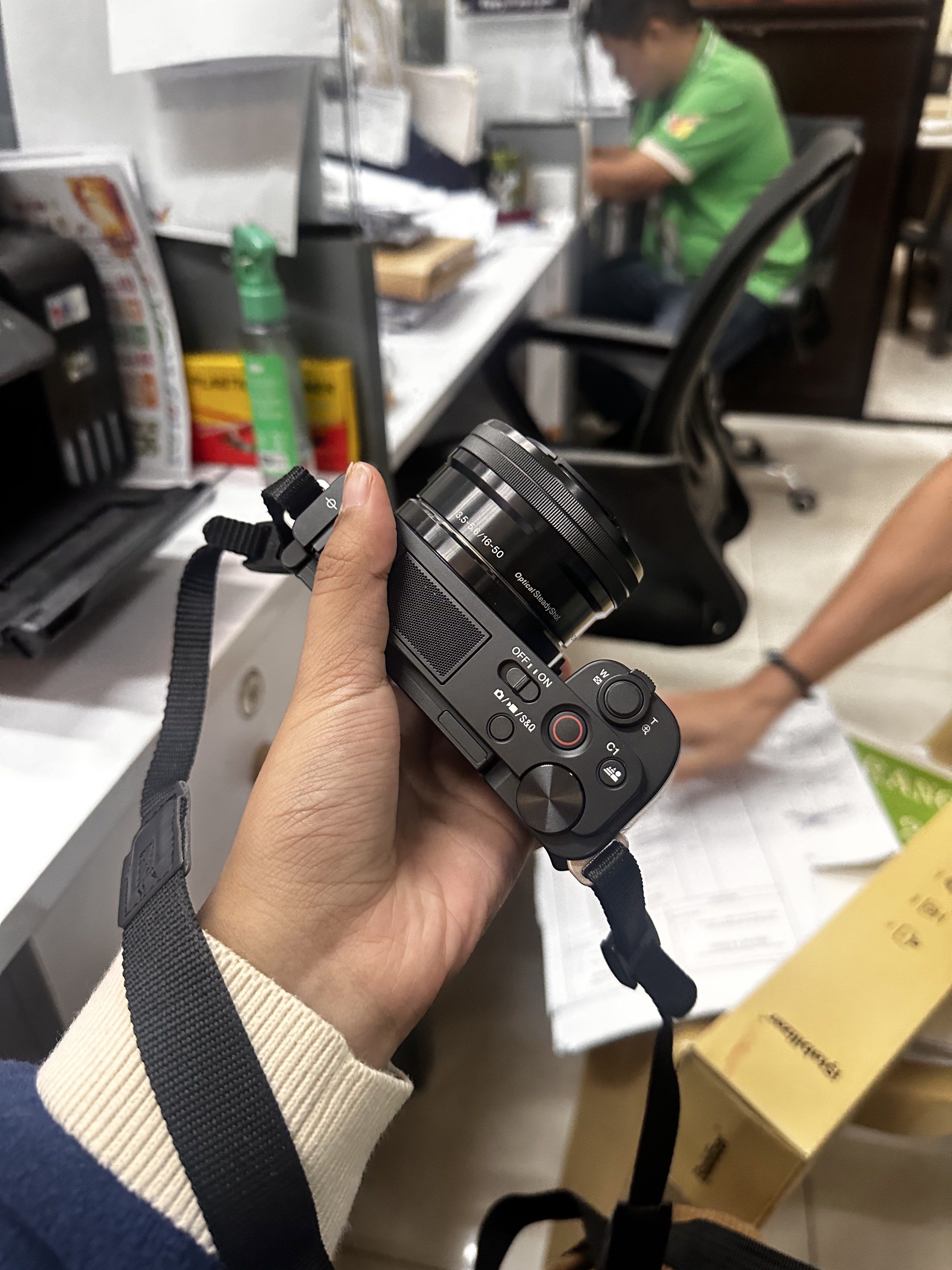 SONY ZVE-10 with kitlens (Category: Cameras) located in Tarlac. Submitted by aristotleeeeee (Listing ID 1418592759, Image 3). Description: ZVE10 with kitlens and mic accessories Once or twice lang nagamit. May free pang tripod and Extra batteries na small rig Wala pang 1k SC Negotiable .