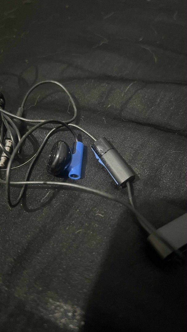 Sony Original Wired Mono Headset Earphone for PS4/PS5 (Category: Earphones) located in Quezon City. Submitted by seeeen (Listing ID 1418559048, Image 3). Description: Unused. Black wired earphones with a built-in microphone. Includes a blue clip for securing the wire. Features a 3.5mm audio jack. .
