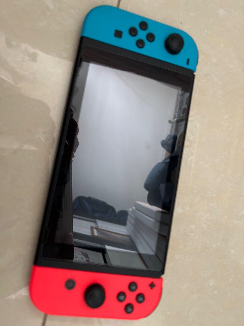 Switch 第一代 （分類：Nintendo 任天堂）位於 Hong Kong。 由 Franciee.auntie 提交（商品編號 1418455140，圖片 3）。簡介： 可正常使用 跟主機 **無叉電線** 螢幕無壞 係 保護貼裂左 。