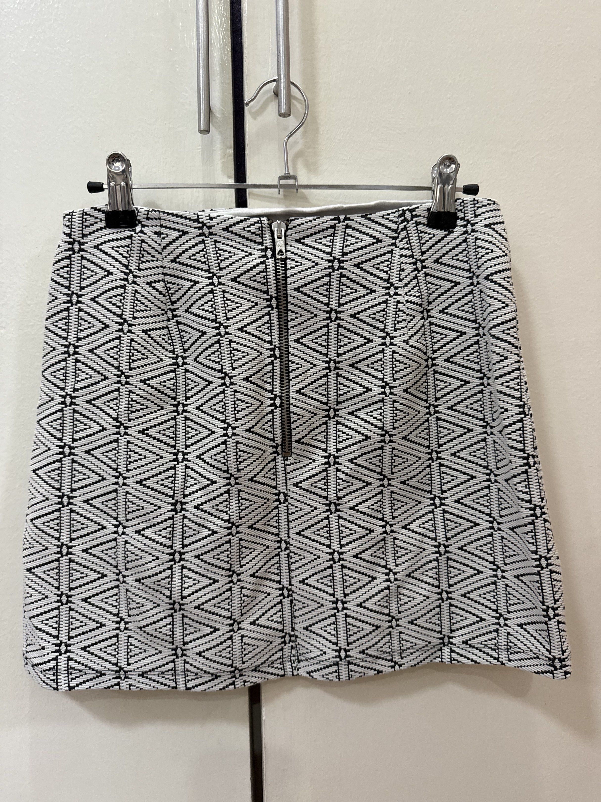 Topshop Geometric Mini Skirt (Category: Skirts) located in Las Pinas. Submitted by kva13 (Listing ID 1418426525, Image 2). Description: - Topshop mini skirt - Unique black and white geometric pattern - Zipper closure at the back - Size: UK 8 / EUR 36 / US 4 - Made in Turkey.